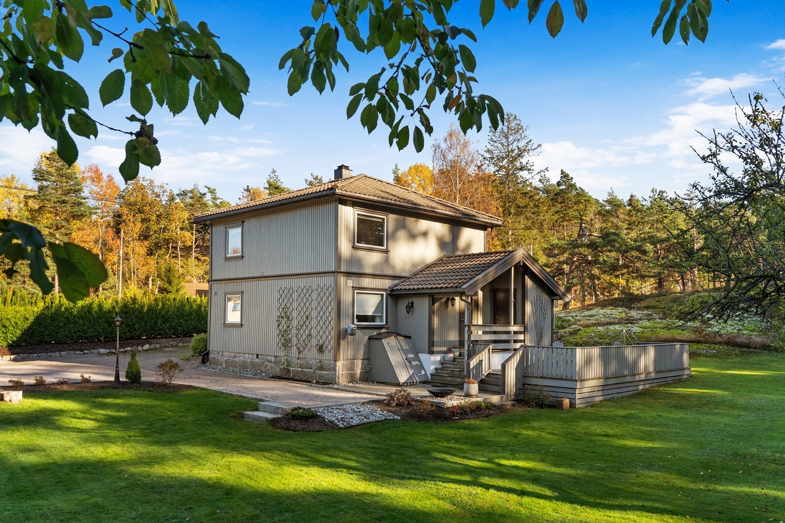 Usjenert og skjermet tomt med god tumleplass Galleribilde