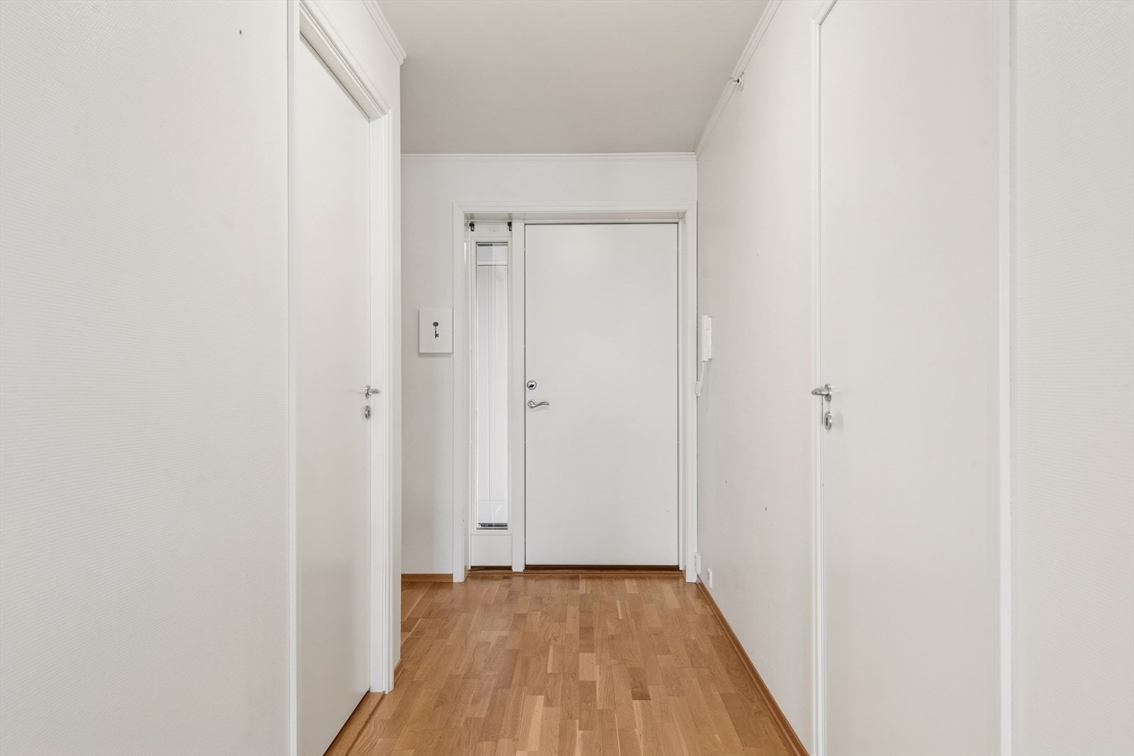 Lys og romslig entré med porttelefon. Galleribilde