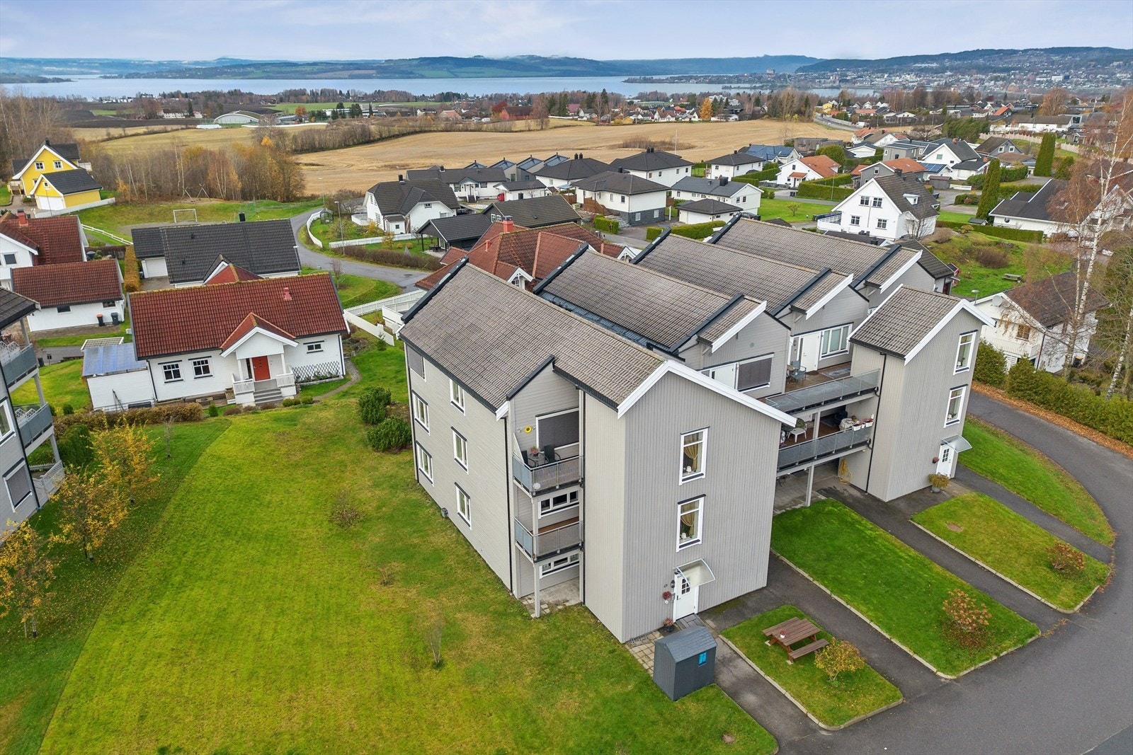 Beliggenheten er ideell for deg som verdsetter gode uteområder, samtidig som du har enkel tilgang til byens fasiliteter. Galleribilde