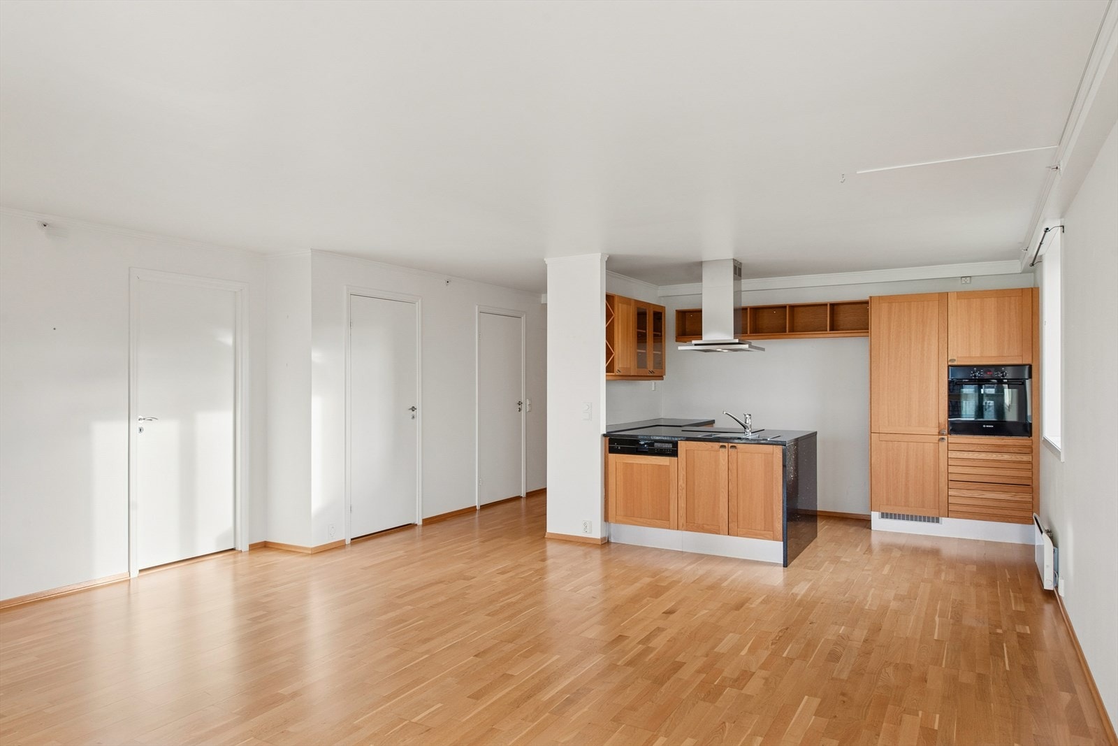 Kjøkkenet er i åpen løsning mot stuen, noe som skaper en naturlig flyt mellom sonene og legger til rette for sosialt samvær. Galleribilde