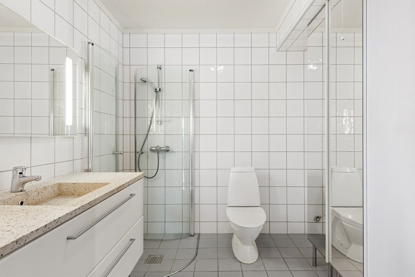 Badet er fra byggeåret og har keramiske fliser på både gulv og vegger, samt termostatstyrte varmekabler i gulvet. Galleribilde