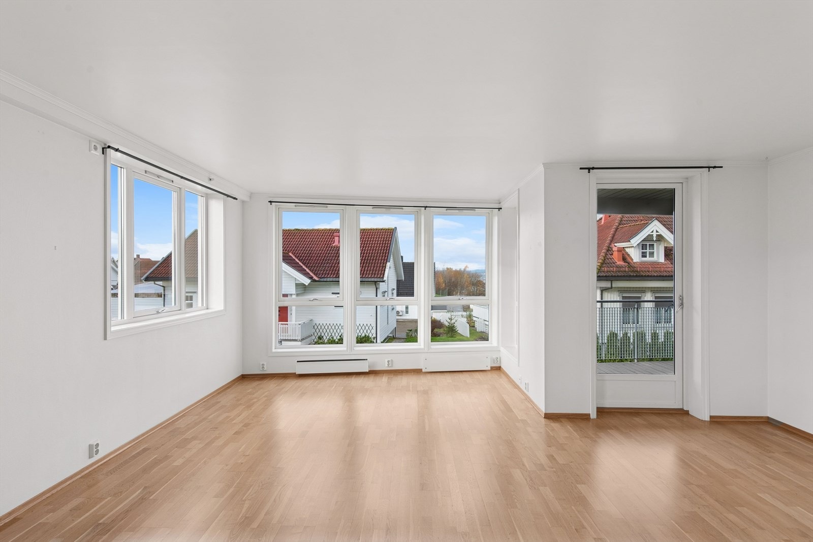 Pent parkettgulv og lyse vegger, noe som går igjen i hele leiligheten. Galleribilde