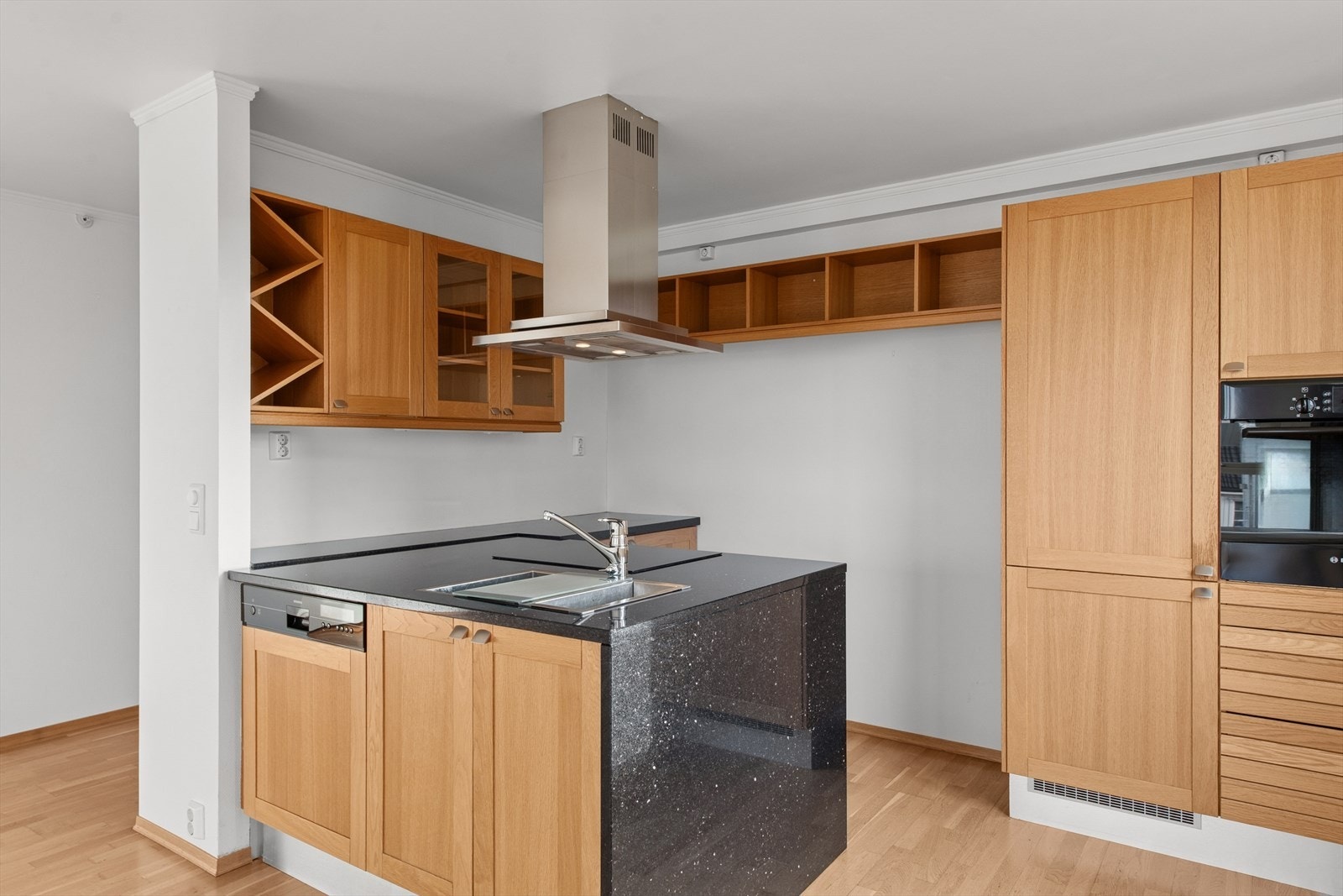 Innredningen består av over- og underskap med ramtrefronter, samt glassfronter i ett av overskapene Galleribilde