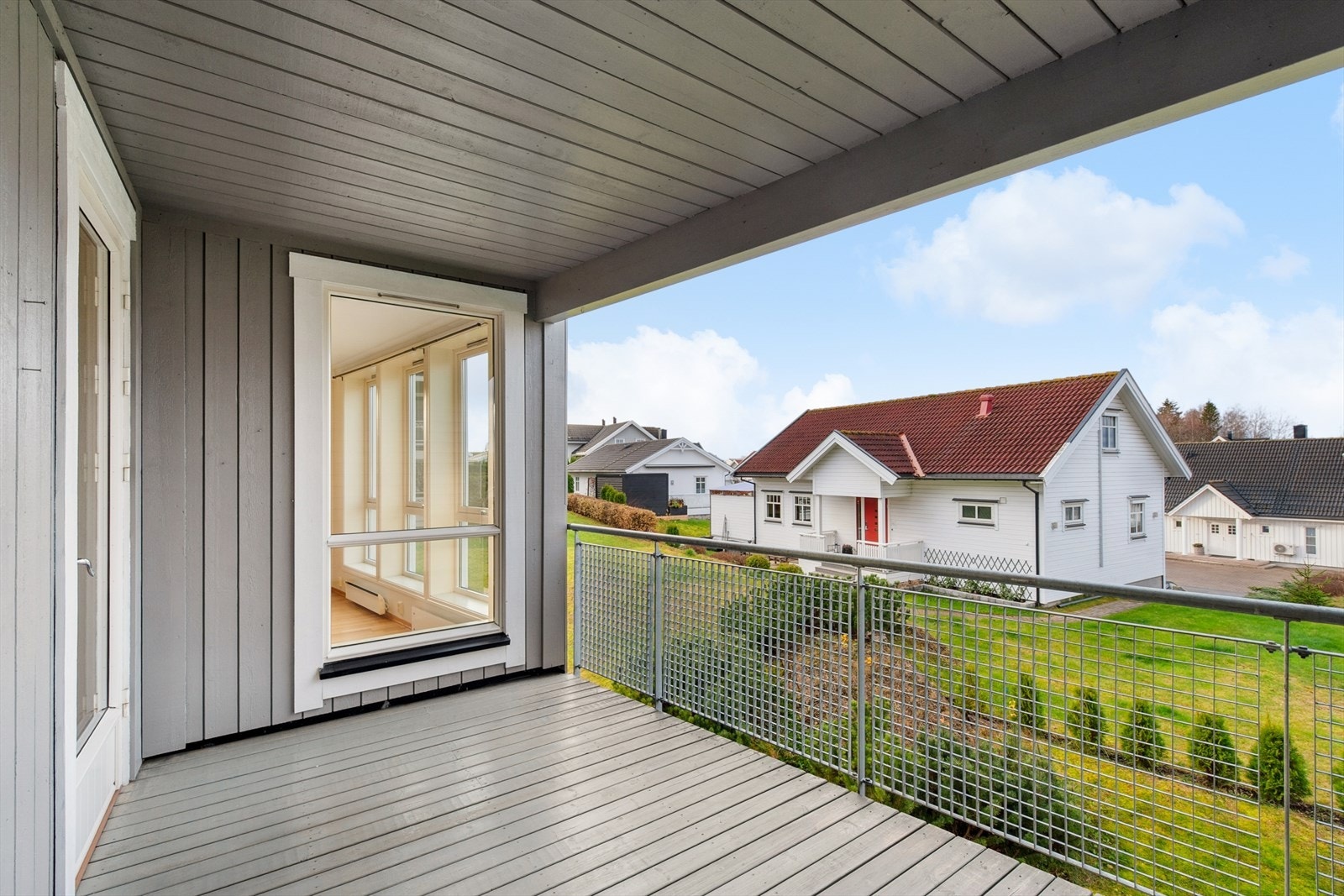 På varme sommerdager kan du nyte solen på den overbygde og solrike balkongen på 9 kvm. Galleribilde