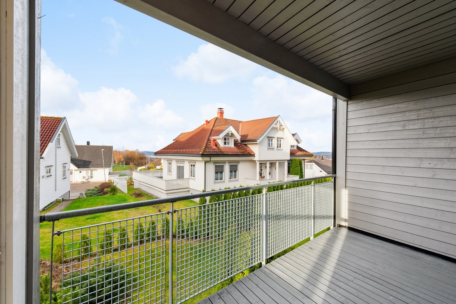 Balkongen er overbygget og godt skjermet med vegger, noe som gir en lun og skjermet uteplass. Galleribilde