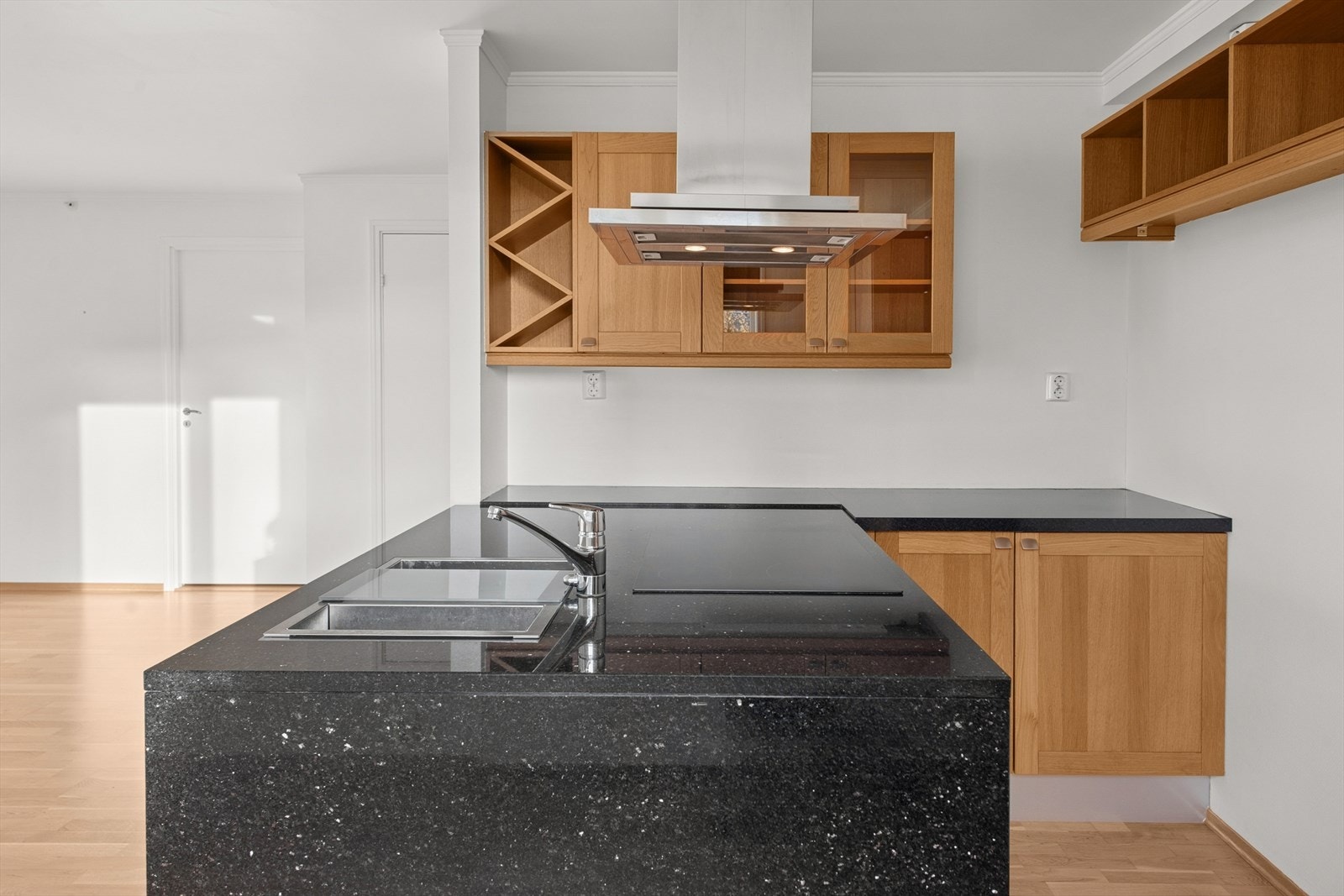 Over kokesonen er det montert en takhengt kjøkkenventilator med kullfilter. Galleribilde