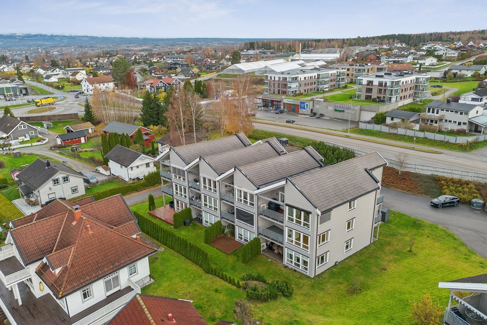 Her bor du i et barnevennlig område med kort vei til både skoler, barnehager og dagligvarebutikker. Galleribilde