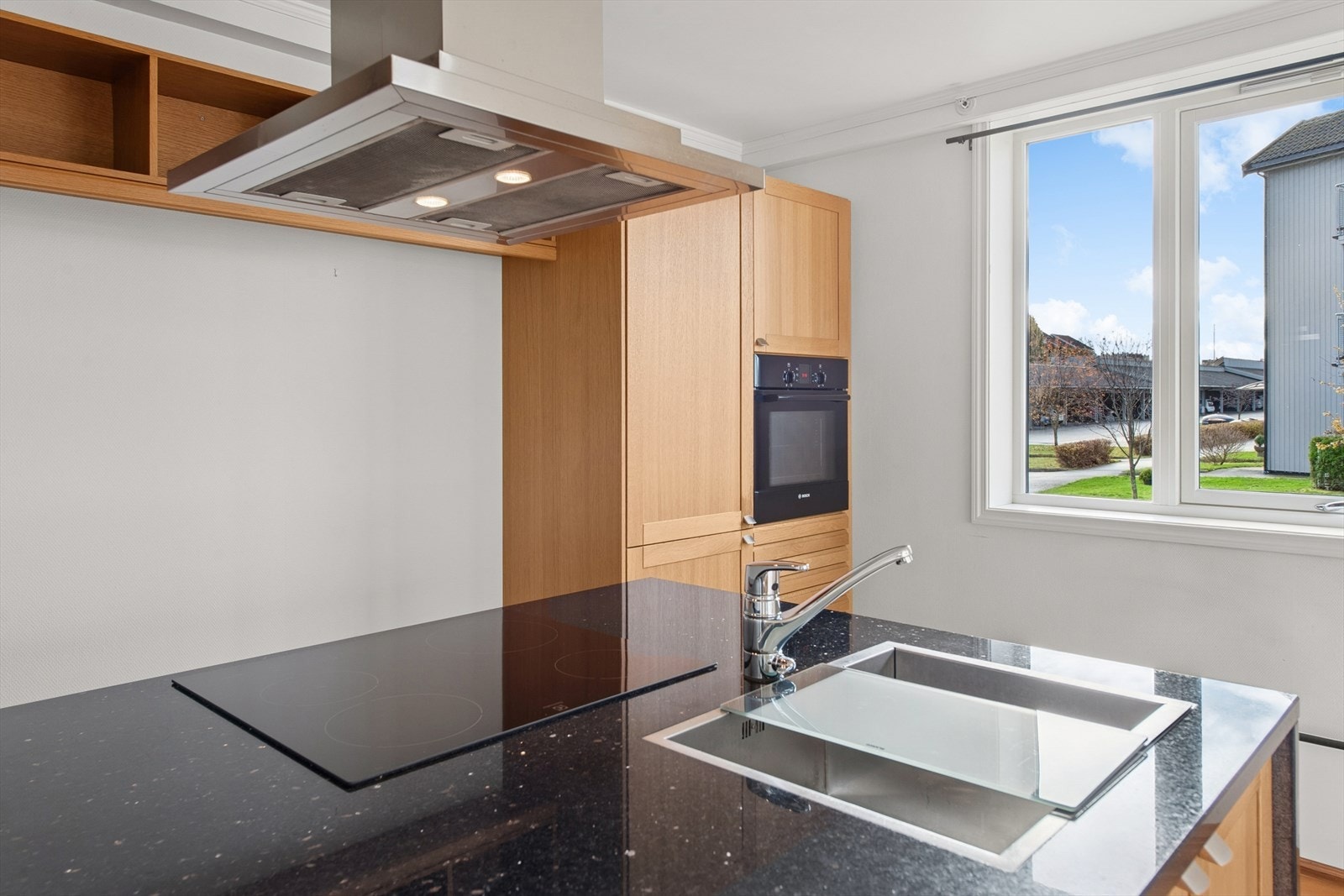 Hvitevarer som stekeovn, induksjonstopp (fra 2023), oppvaskmaskin og kjøl-/fryseskap er integrert. Galleribilde