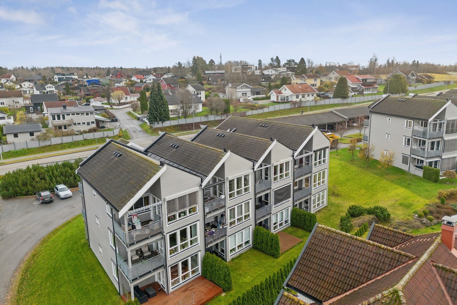 Det er kun 5 km til Hamar sentrum, hvor du finner alt av bymessige fasiliteter og servicetilbud. Galleribilde