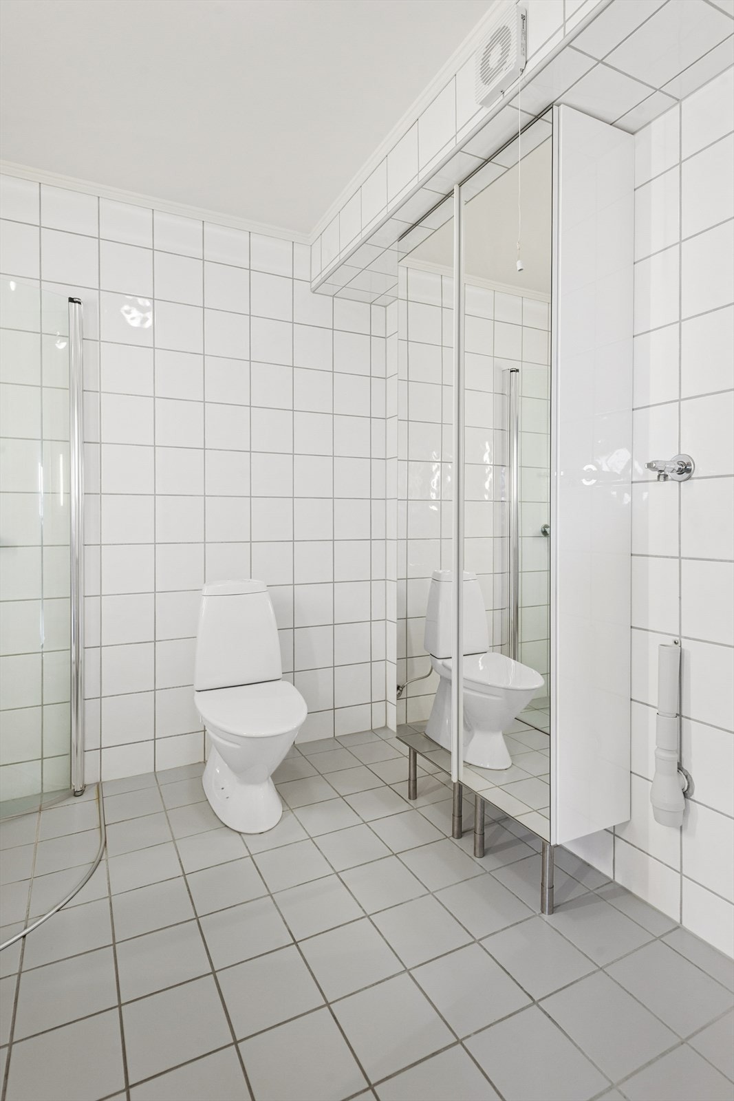 Rikelig med oppbevaringsplass i skap med speilfronter. Galleribilde