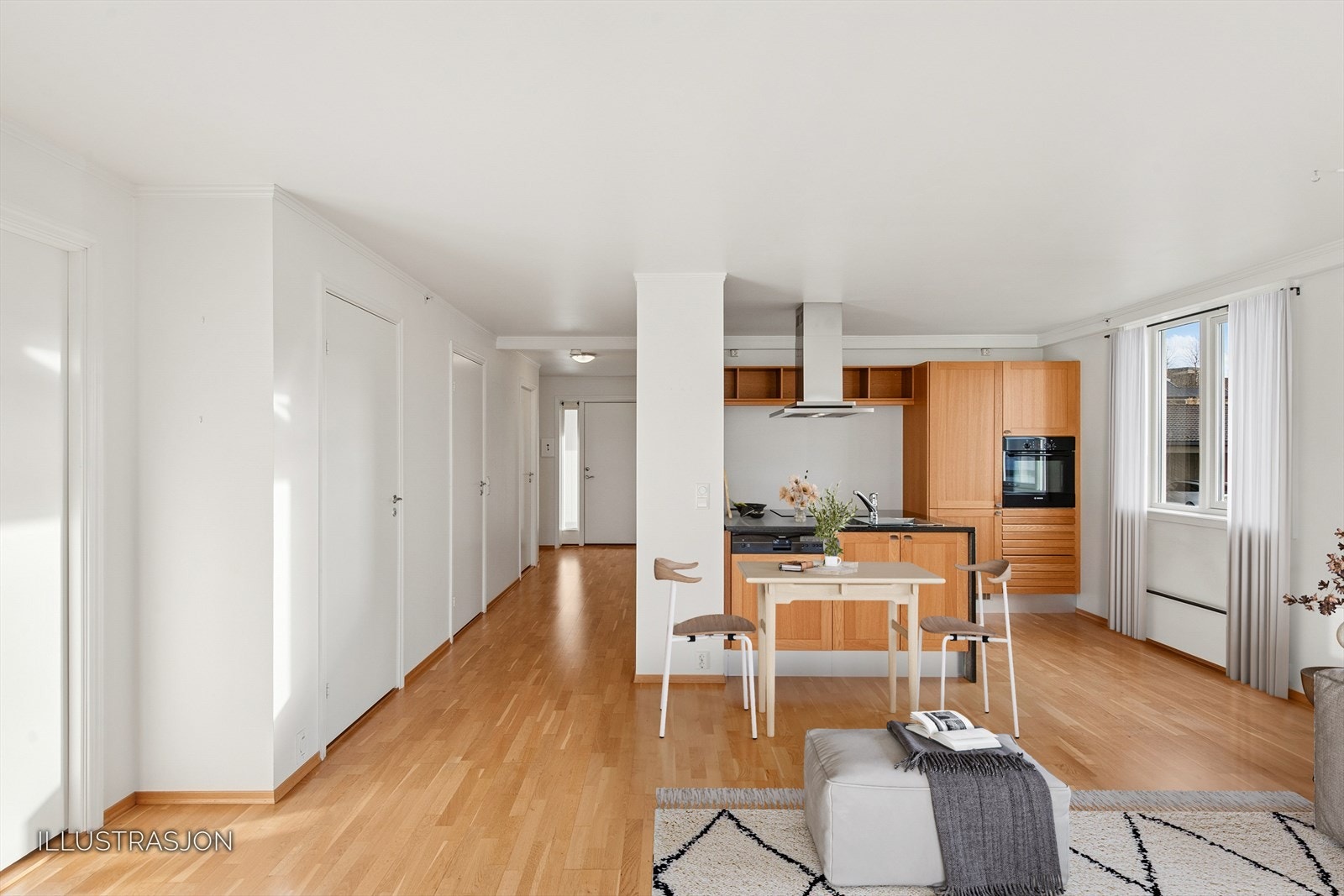 Den romslige stuen har plass til både sofagruppe og annet ønsket møblement. Galleribilde