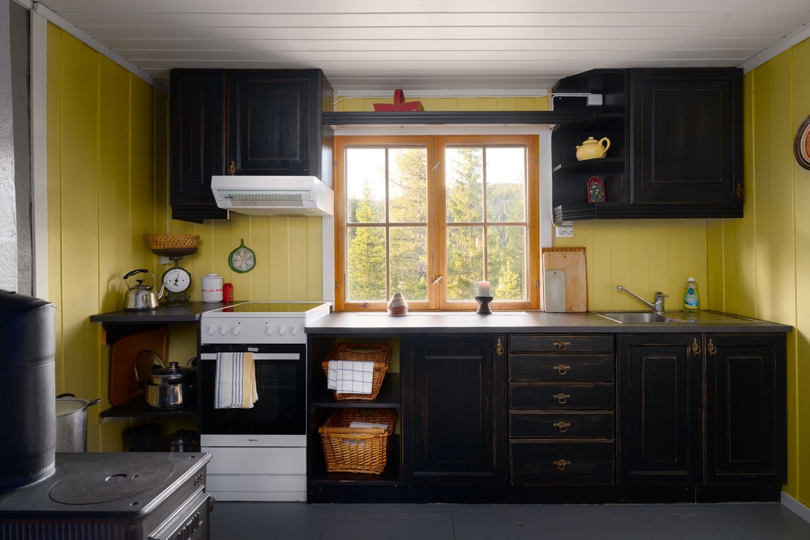 Kjøkkenet ble oppgradert i 2022 med et brukt hyttekjøkken og laminat benkeplate. Komfyr og ventilator med direkte avtrekk ut. Galleribilde