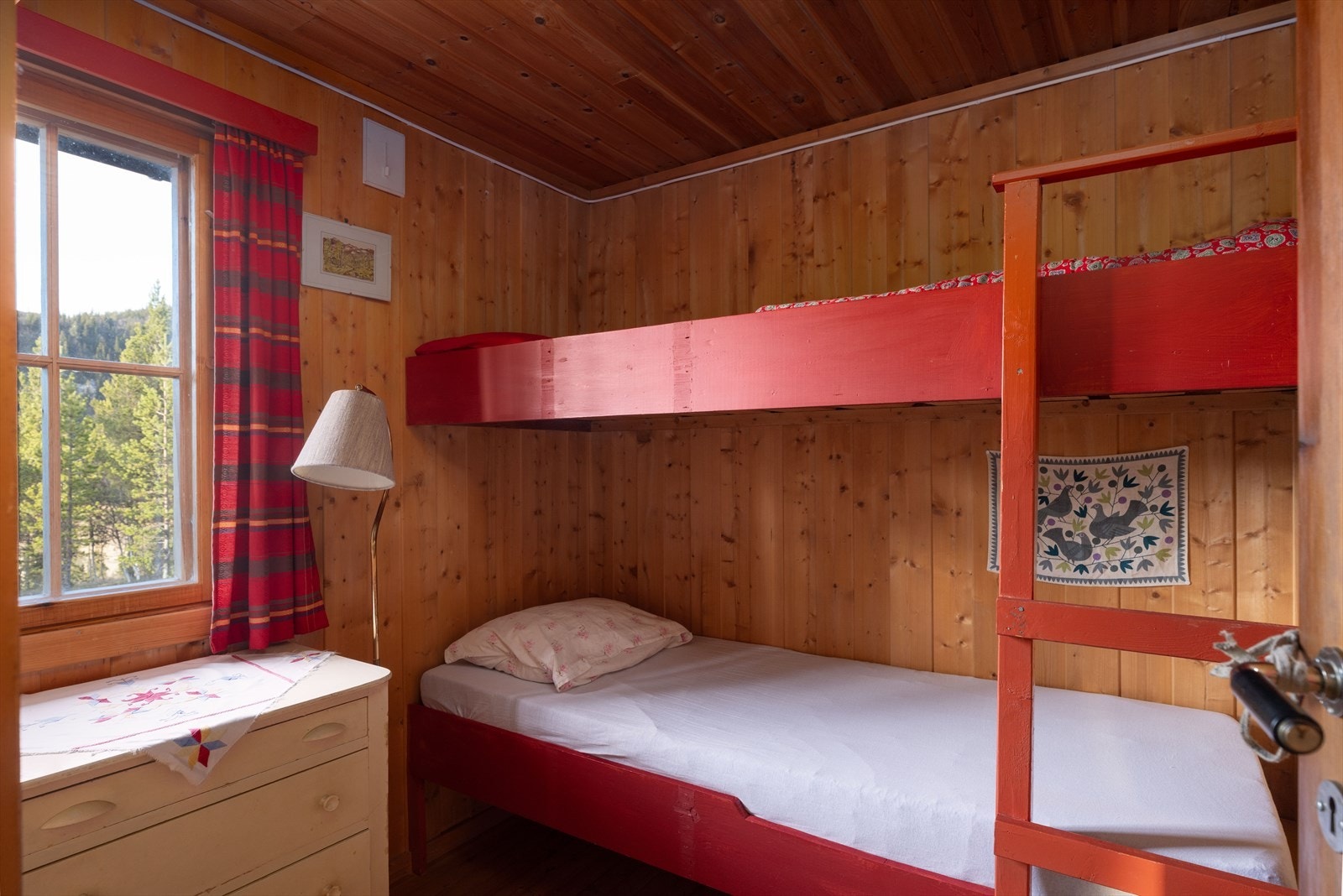 Hytta har to soverom, og det er også ett soverom i annekset. Galleribilde