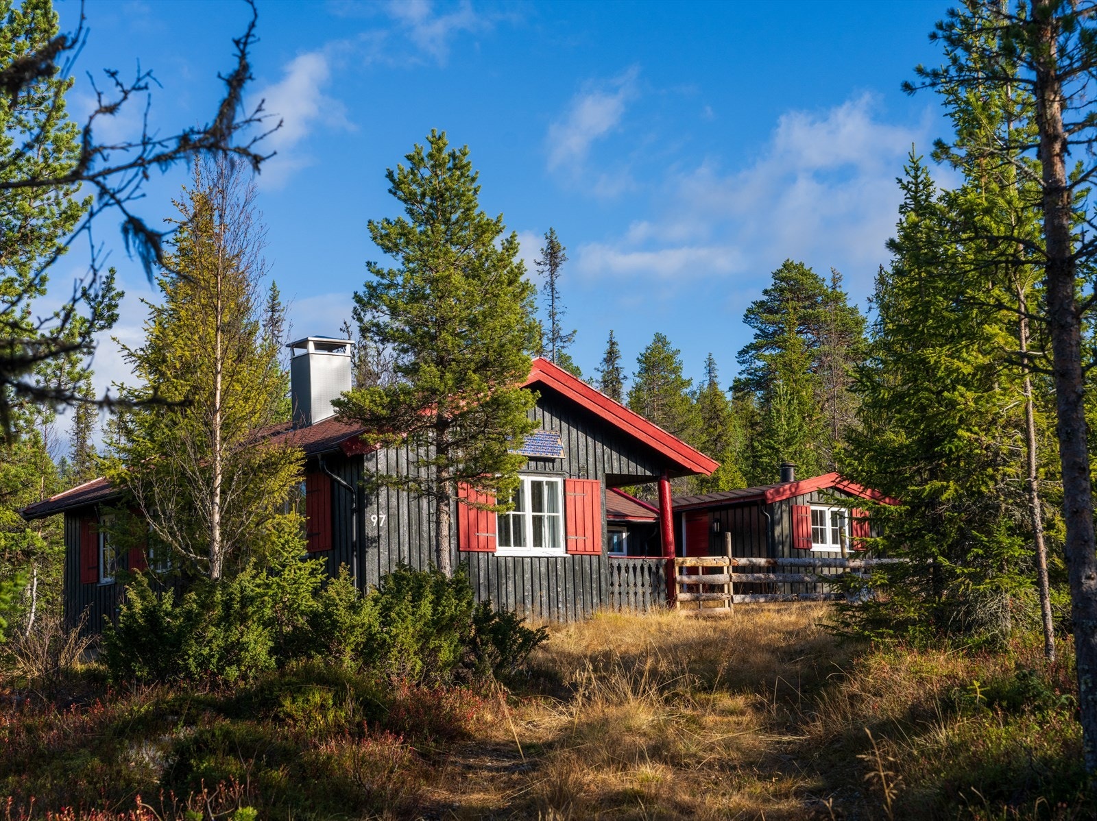 Det er behov for noe vedlikehold og reparasjoner, men her ligger det virkelig muligheter for den som vil sette sitt eget preg. Ta en titt på salgsoppgaven og tilstandsrapporten, og kontakt megler hvis du lurer på noe. Galleribilde