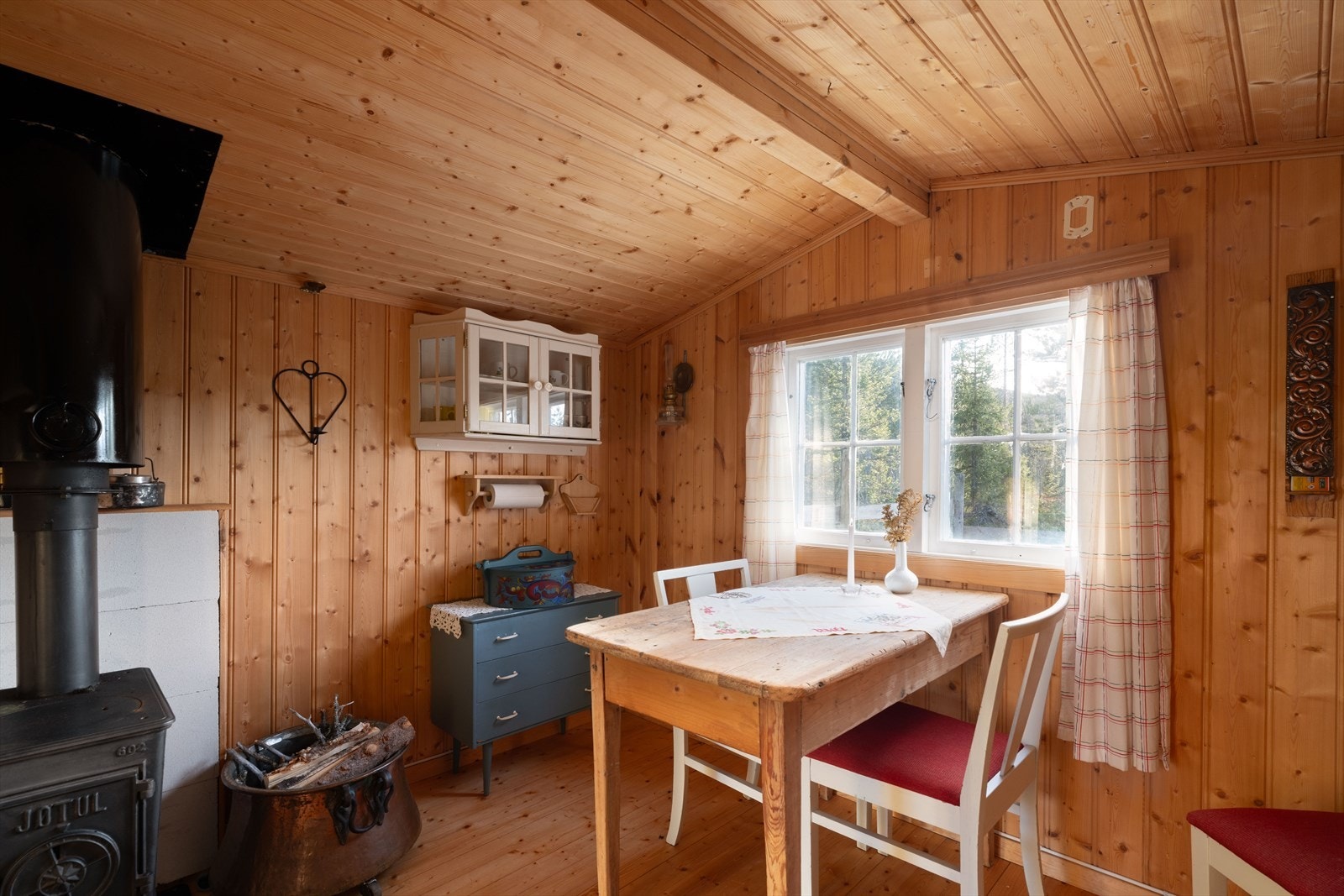 Kjøkkenet har en koselig spiseplass ved vinduet. Galleribilde