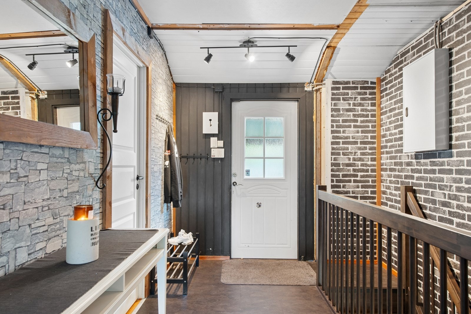 Gang med trapp i boligens 1. etasje ønsker deg velkommen inn i boligen. Galleribilde