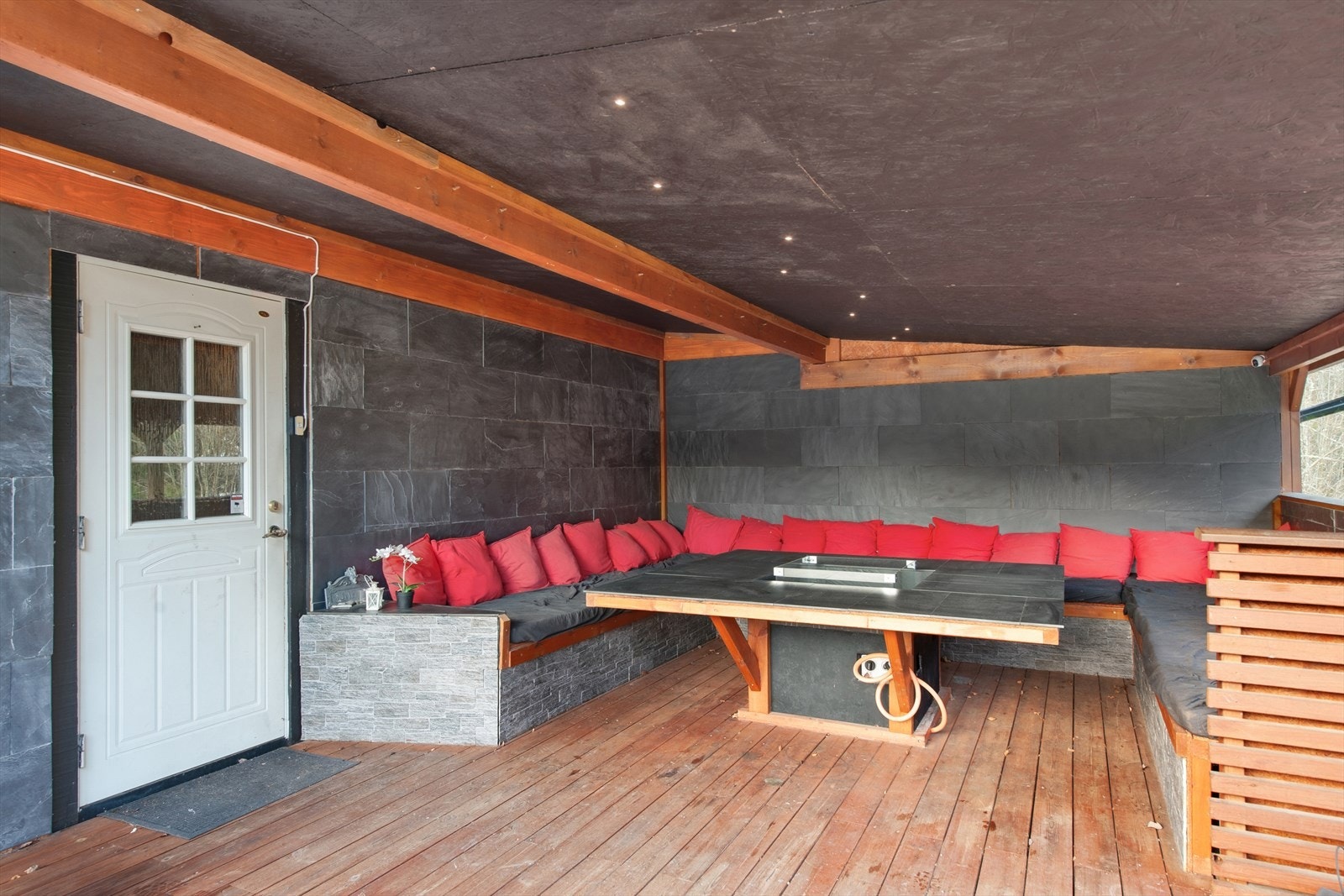 Overbygget del gjør at du kan nyte utelivet, selv på gråe regnværsdager. Galleribilde