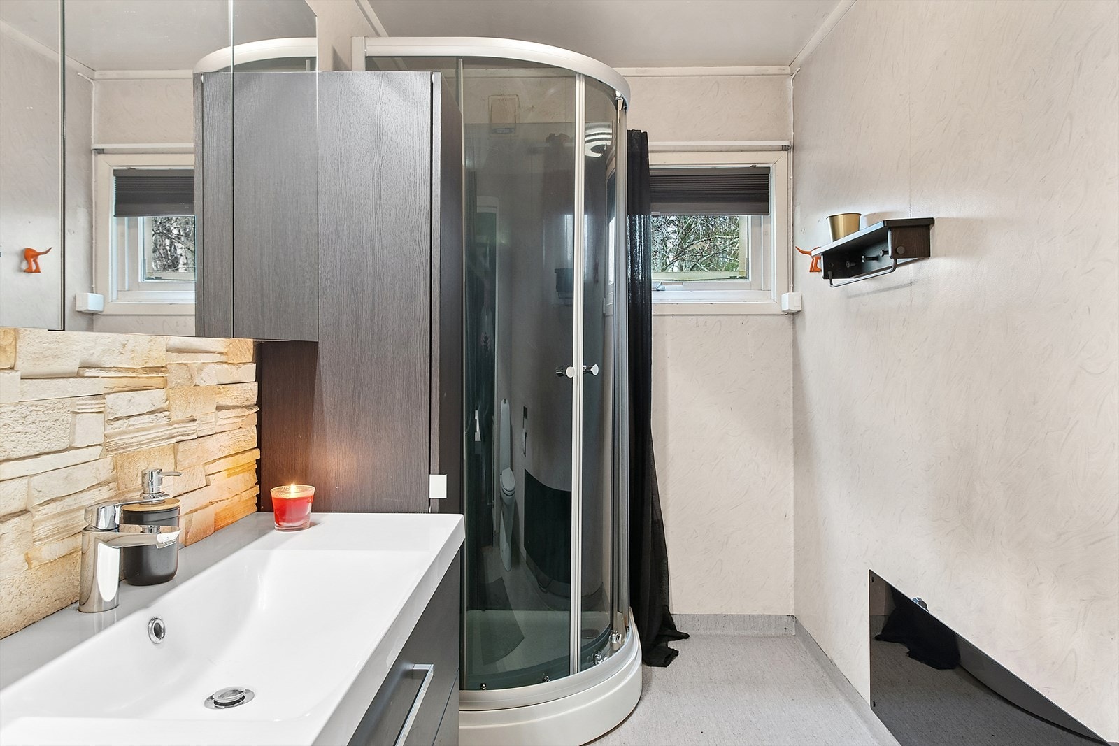 Rommet er utstyrt med baderomsinnredning med servant og ett-greps blandebatteri, WC og dusjkabinett. Ny innredning ble montert i 2015 og nytt WC i 2012. Galleribilde