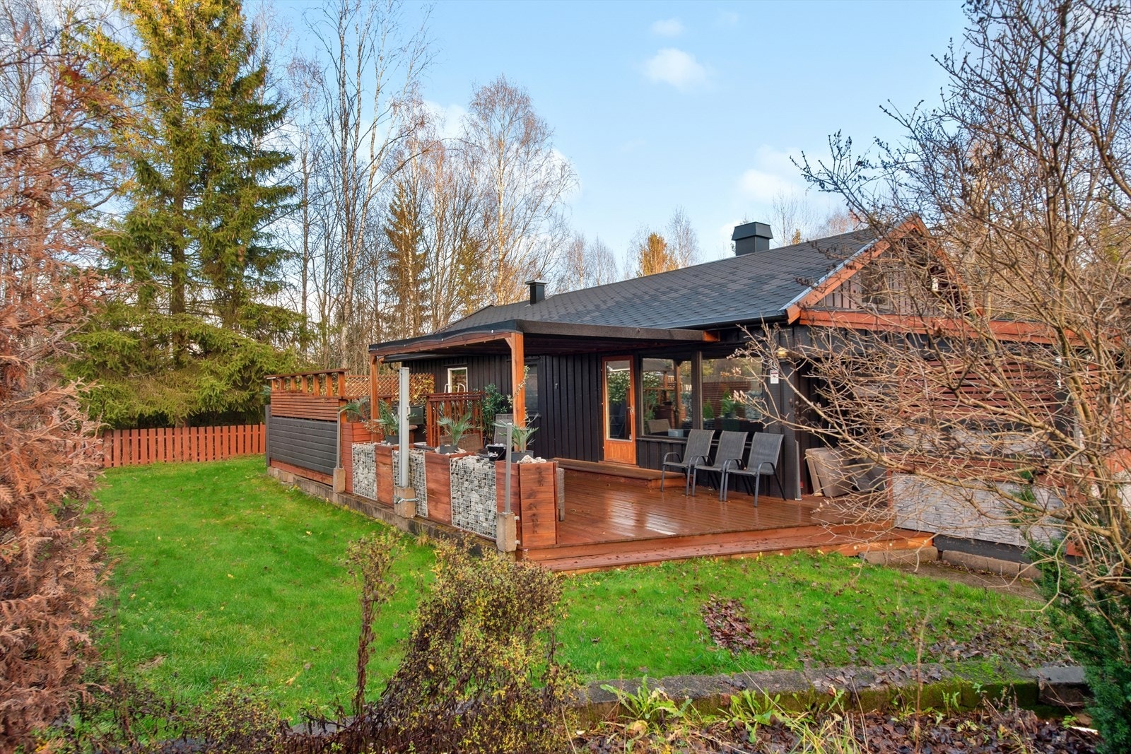 Velkommen til Snippgutua 10 - en familievennlig enebolig med landlig beliggenhet, romslig terrasse og godt av boltreplass i hage! Galleribilde