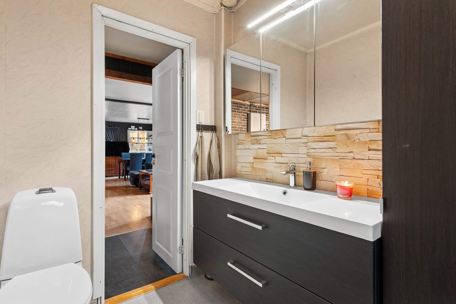 Boligens bad ligger praktisk plassert mellom de to soverommene. Galleribilde