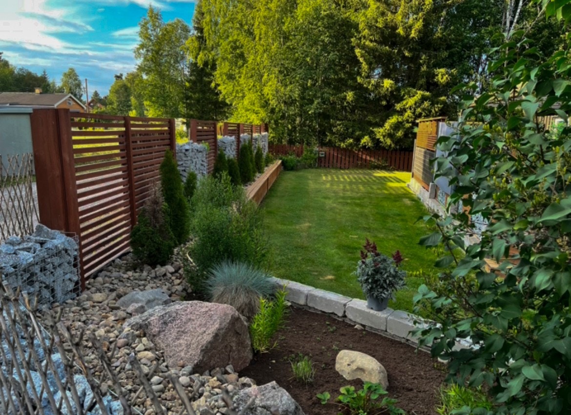 Eiendommen har en stor og relativt flat tomt, opparbeidet med plenarealer, beplantning, prydbusker mm. (Selgers bilde). Galleribilde