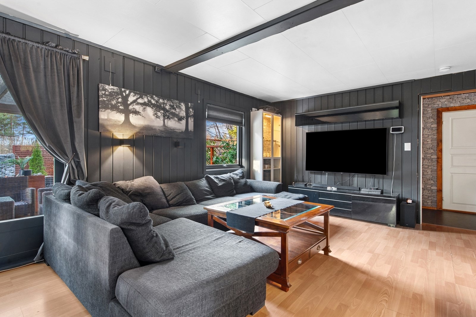 I rommet er det plass til både sofakrok og spisebord hvor både familie og venner kan samles til hyggelige stunder. Galleribilde