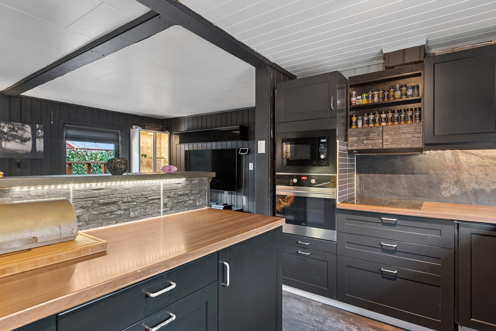 Kjøkkenet har en funksjonell innredning med laminerte skrog, malte fronter og laminert benkeplate med oppvaskkum i stål og ett-greps blandebatteri. Galleribilde