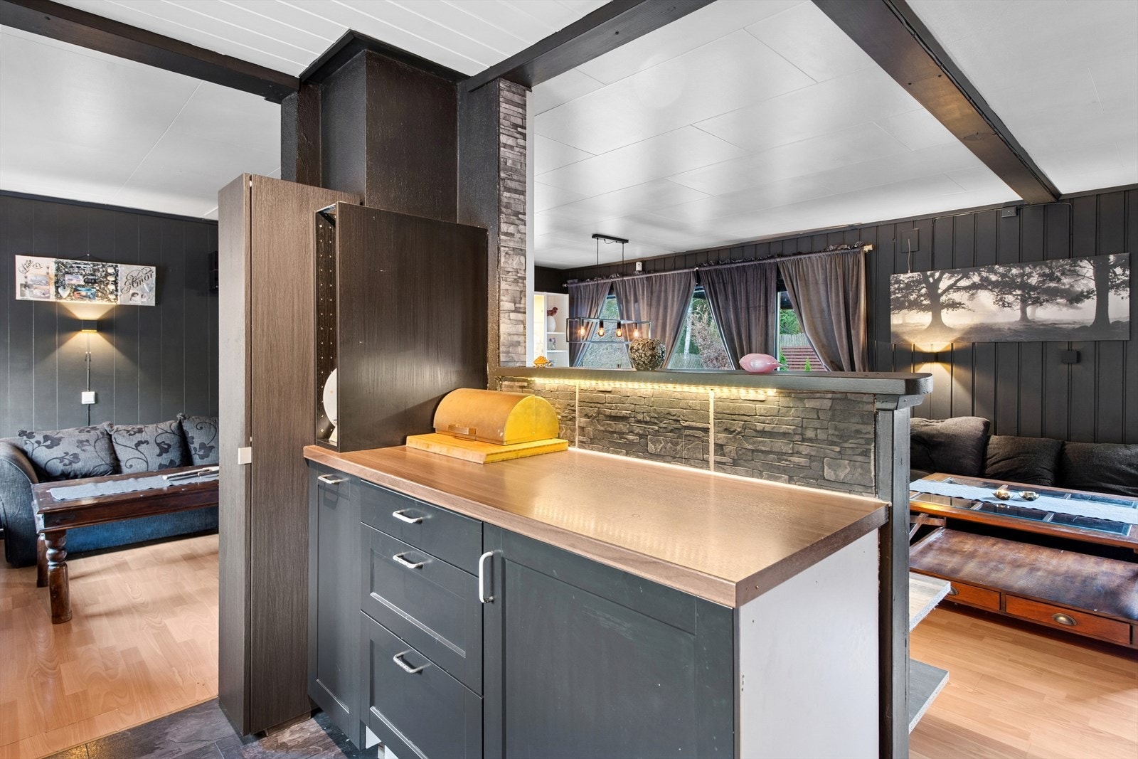 Rommet har godt av arbeidsflater, så her kan hele familien samles til matlaging. Galleribilde