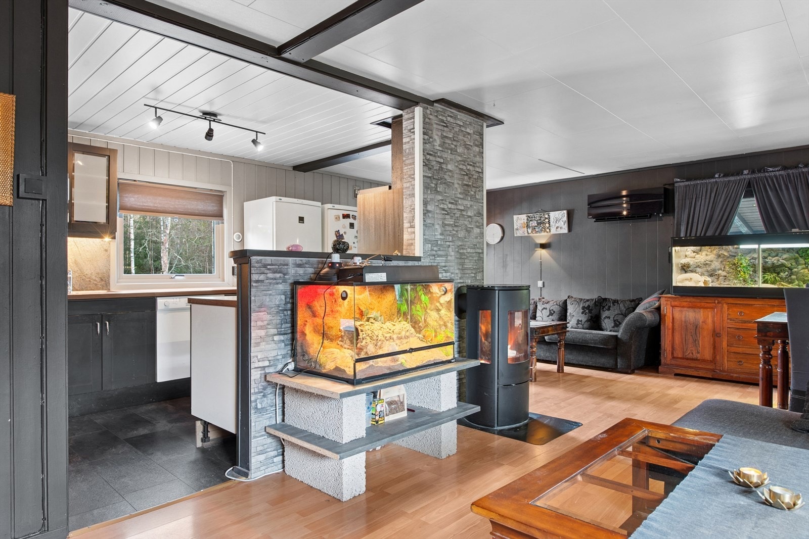 Delvis åpen løsning til boligens kjøkken. Galleribilde