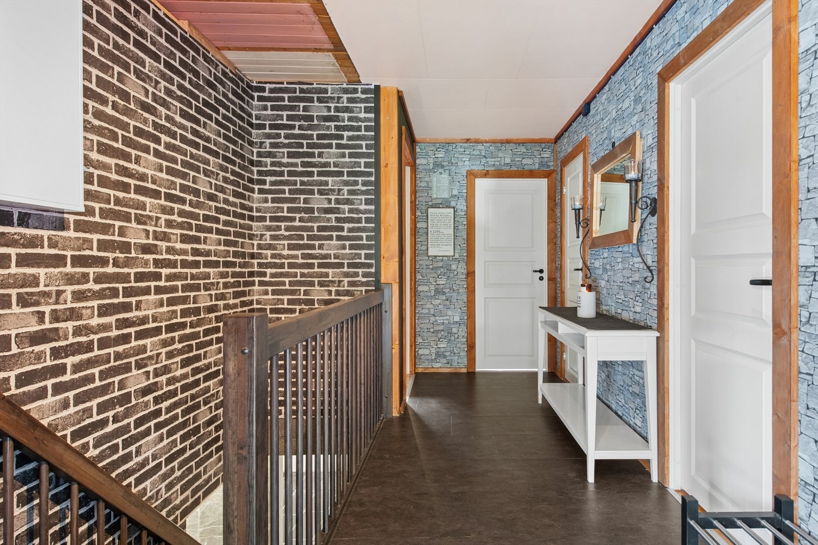 Karakteristisk gang med trapp til kjeller og godt med plass til oppbevaringsløsninger. Galleribilde