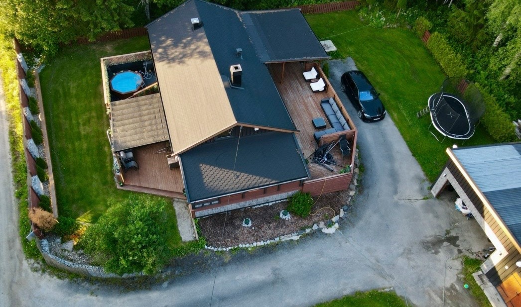 Den store terrassen på tre sider av huset gir rikelig med uteplass for sosiale sammenkomster og avslapning, og den romslige hagen byr på godt av boltreplass - perfekt for barnefamilier! Galleribilde