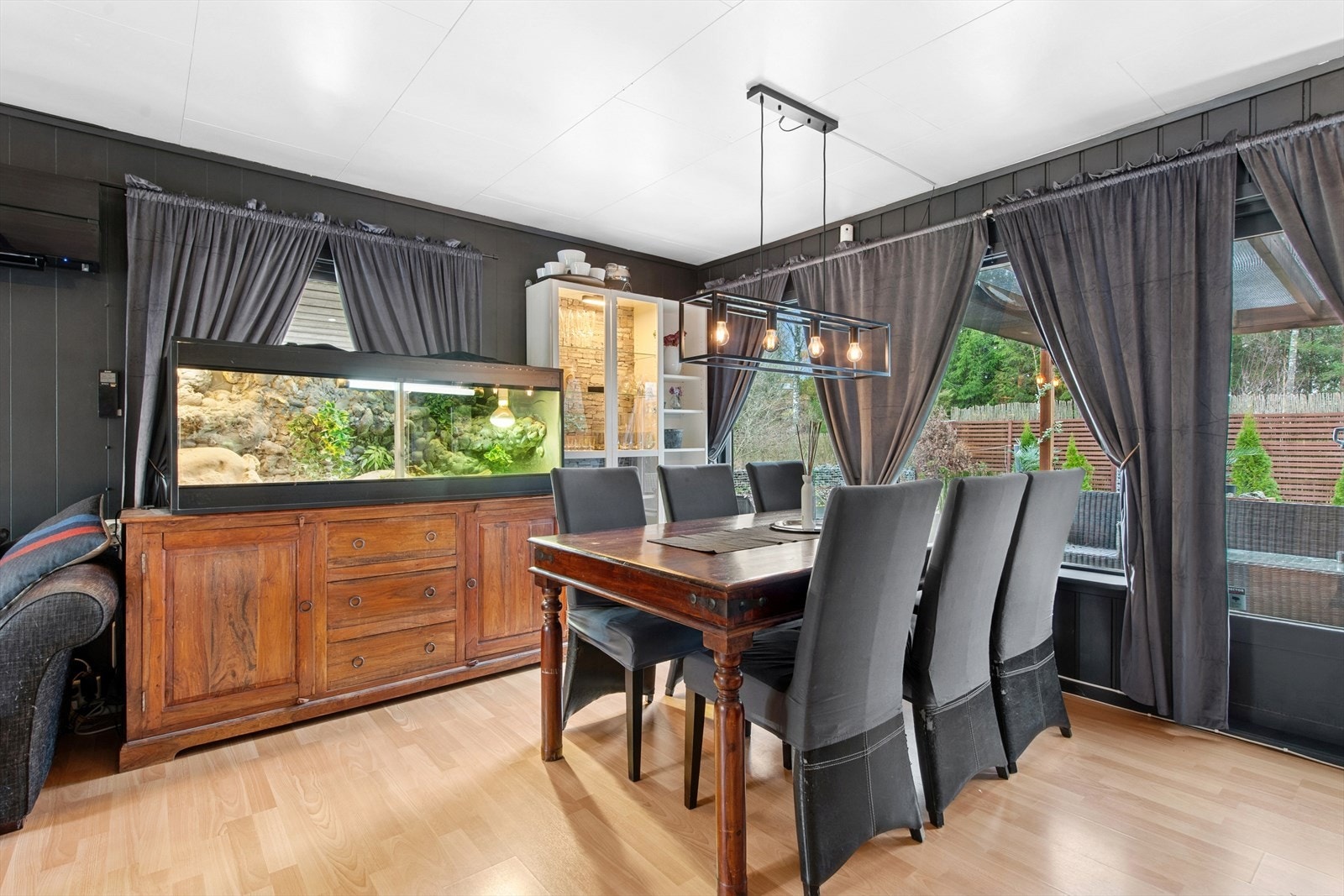 Direkte utgang til den store terrassen gjør det enkelt å ta med måltidene ut på fine dager. Galleribilde