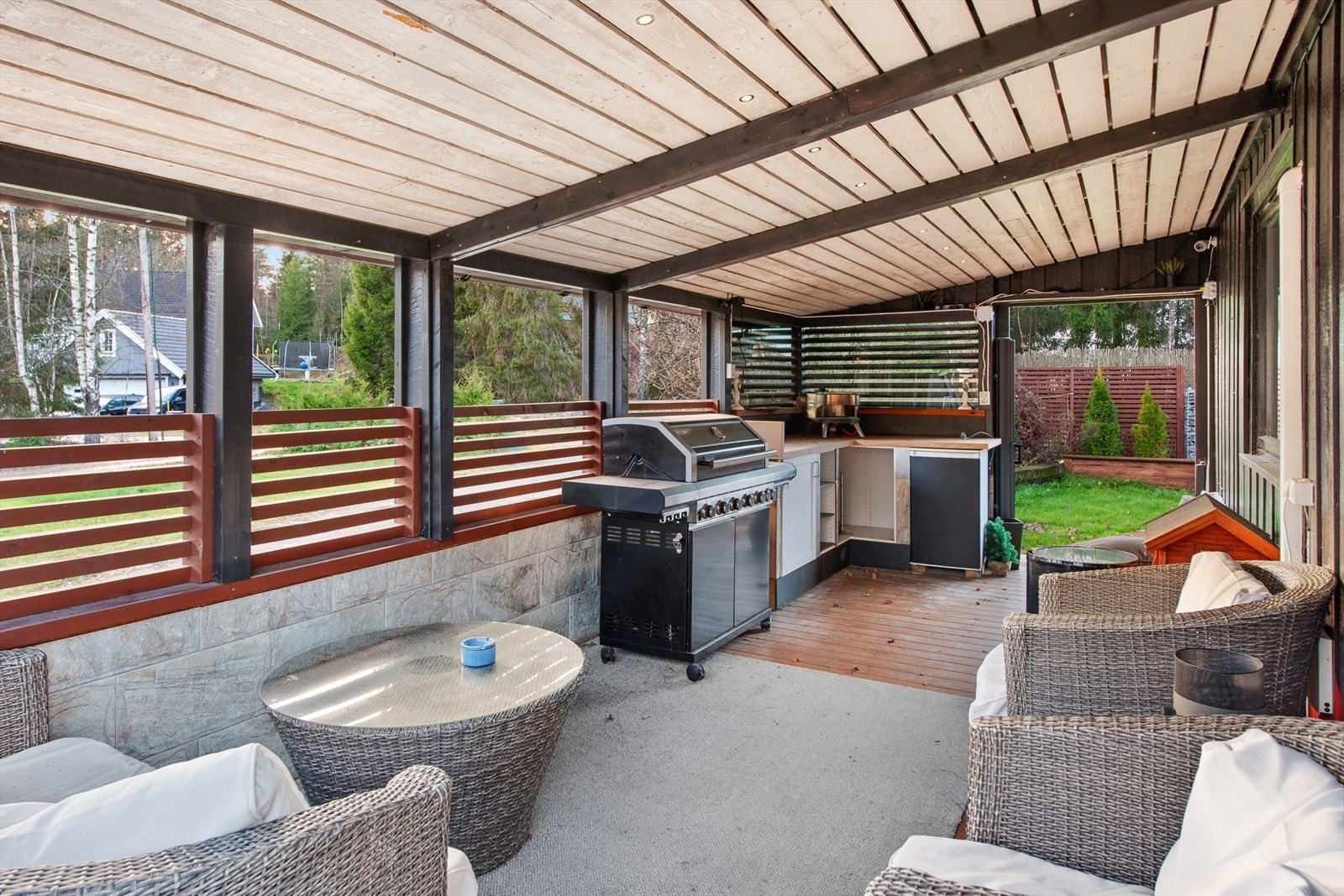 For husets grillmester frister eiendommen med eget utekjøkken - her ligger alt til rette for gode matopplevelser både inne og ute! Galleribilde