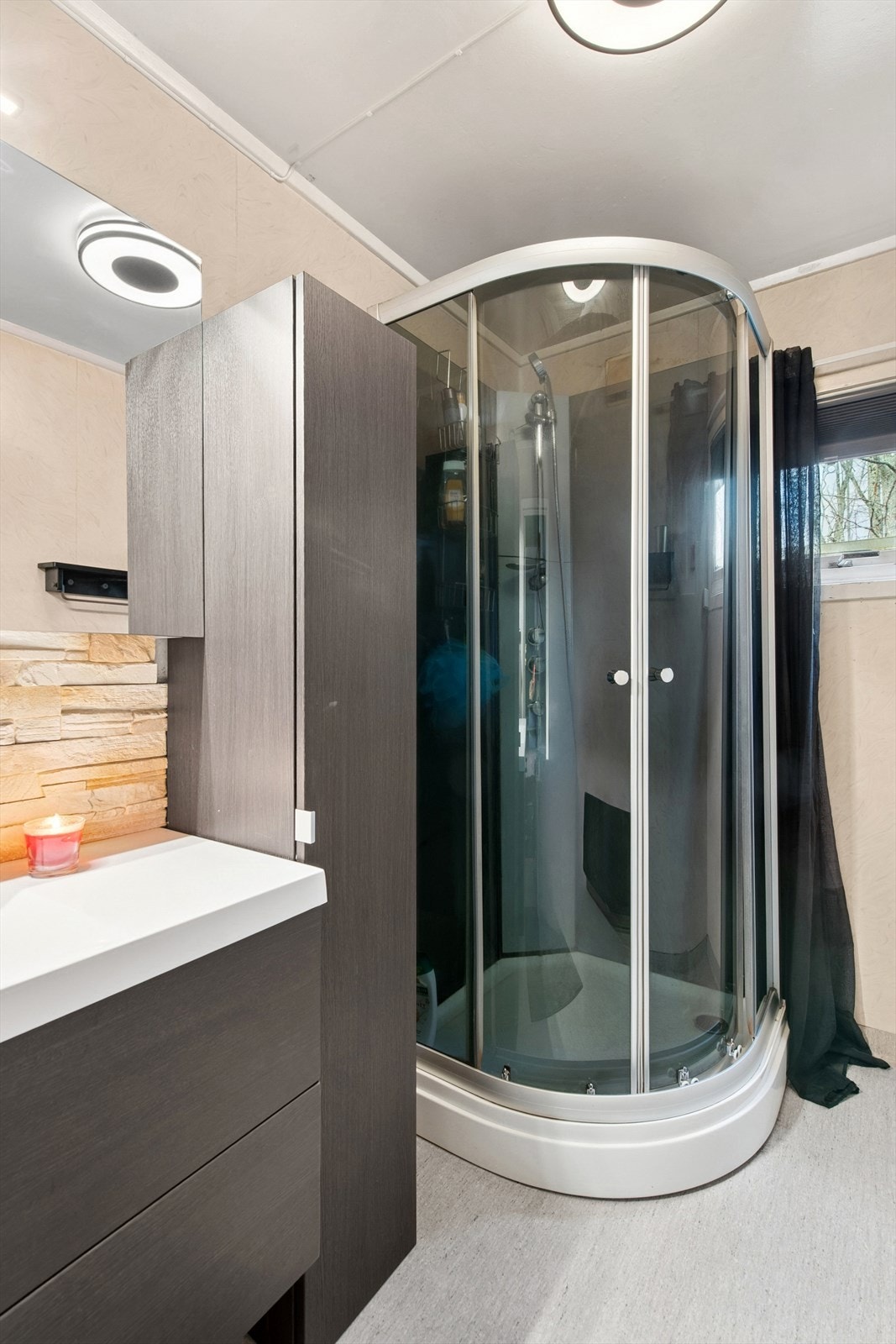 Selger opplyser om at boligen har Philips hue smart belysning både inne og ute. Galleribilde