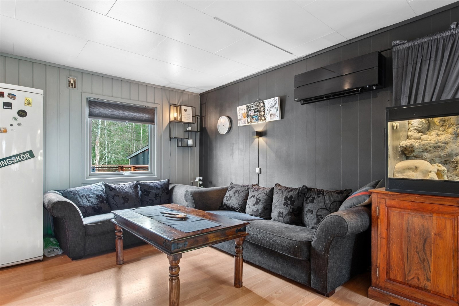 Montert i stue er luft til luft varmepumpe fra 2023 som sørger for jevn temperatur gjennom hele året. Galleribilde