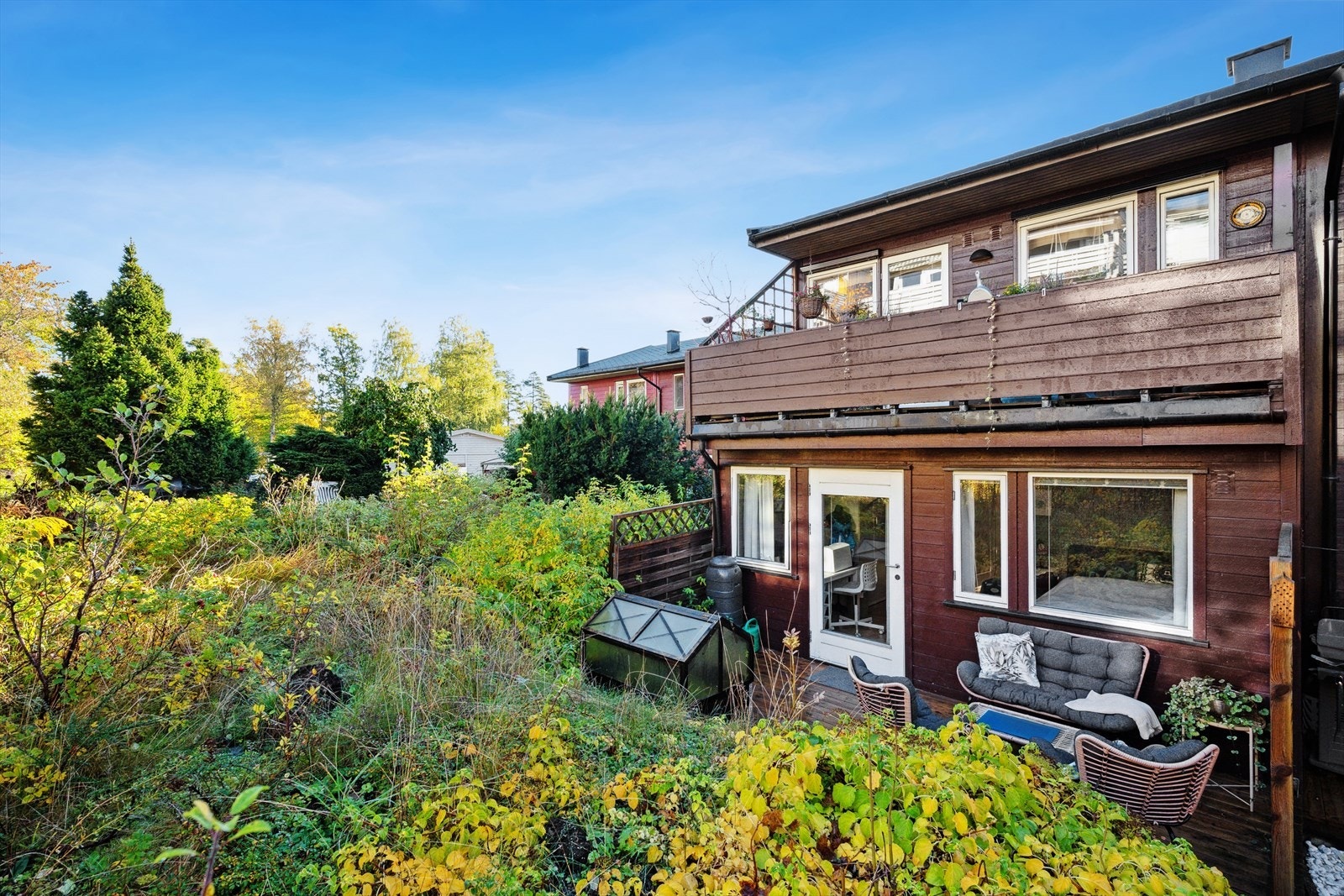 Området er omkranset av frodig vegetasjon som gir en skjermet og grønn ramme rundt utearealet. Galleribilde