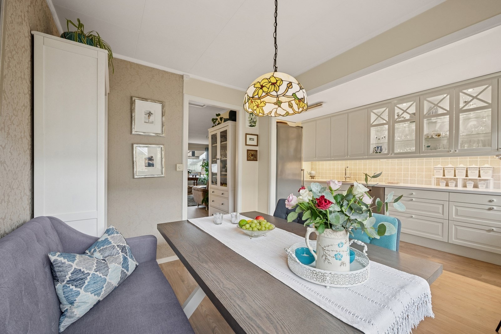 Kjøkken med spisestue. Galleribilde