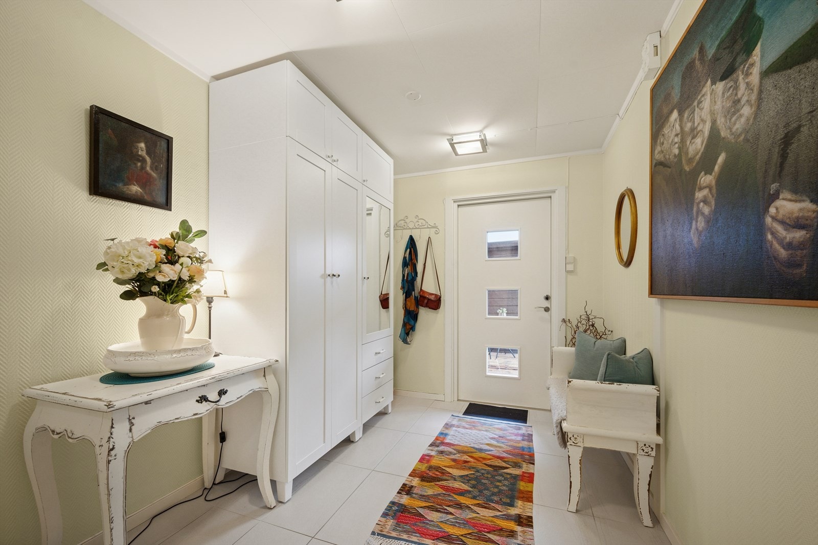 Entréen har romslig garderobeløsning som gir gode oppbevaringsmuligheter. Galleribilde