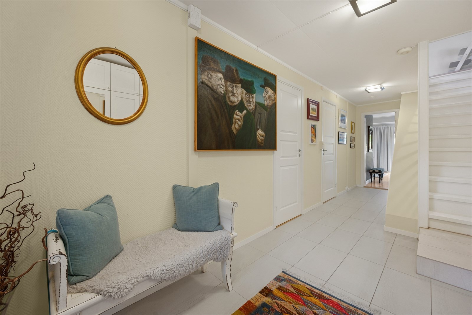 Gangen er lys og av god størrelse som gir et ryddig og åpent inntrykk av boligen. Galleribilde