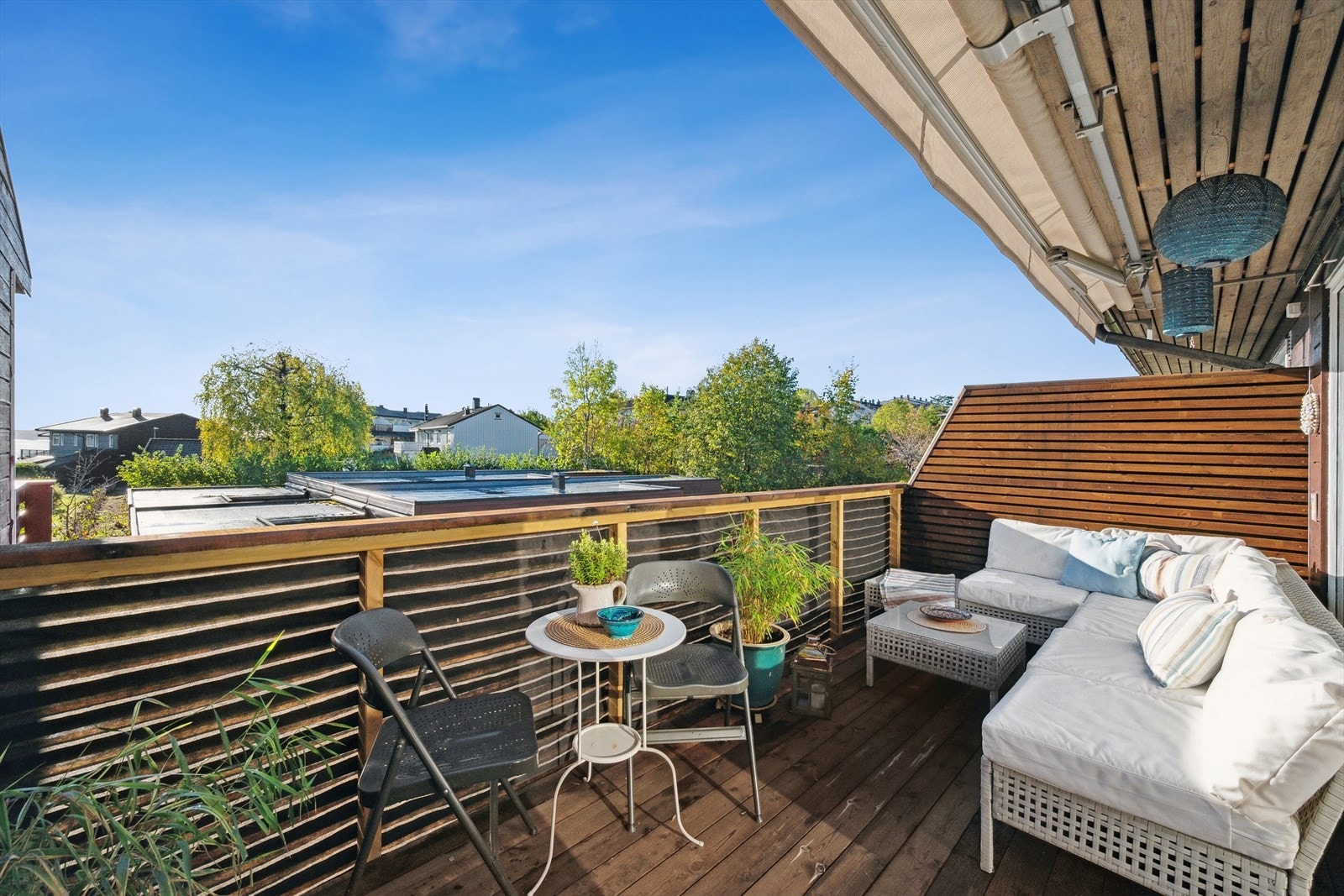 Balkongen vender ut mot nærområdet og gir glimt av fjorden. Et fint sted å sette seg ned og nyte utsikten. Galleribilde