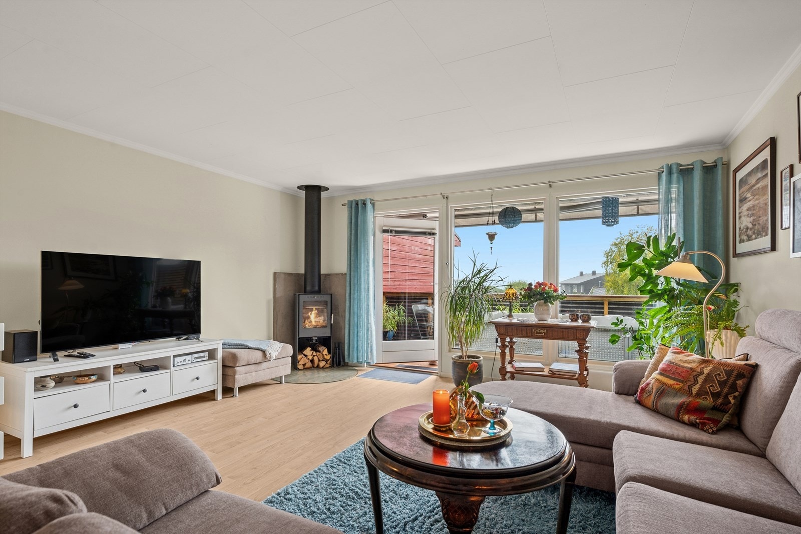 Stor stue med vedovn som gir et godt supplement til oppvarmingen. Galleribilde