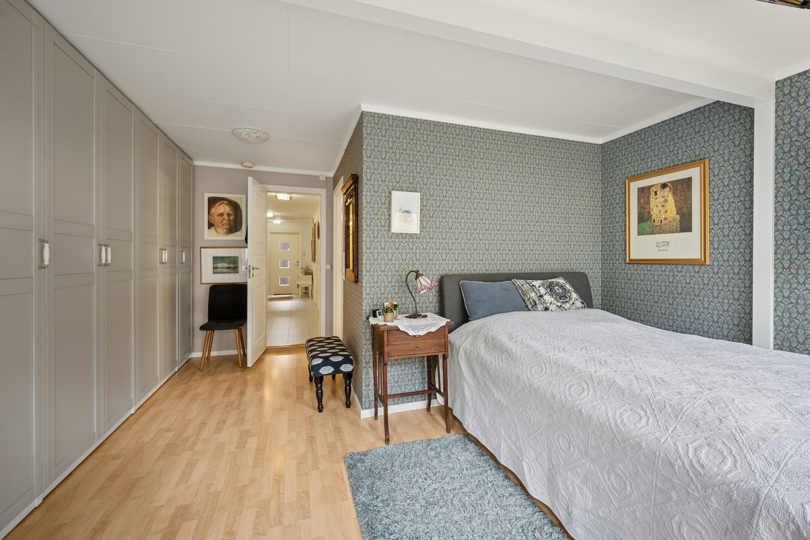 Hovedsoverommet har stor garderobeløsning med god lagringskapasitet. Et rom av komfortabel størrelse. Galleribilde