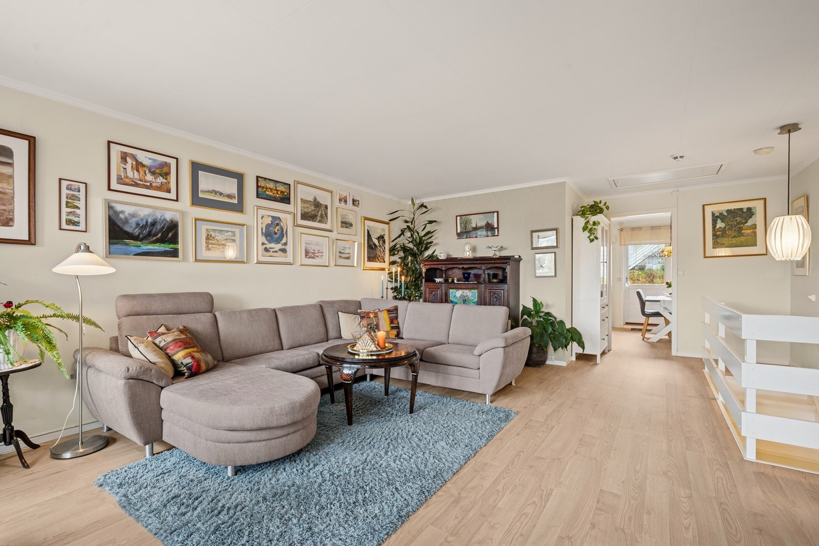 Stuen har gode møbleringsmuligheter og en behagelig romfølelse. Galleribilde