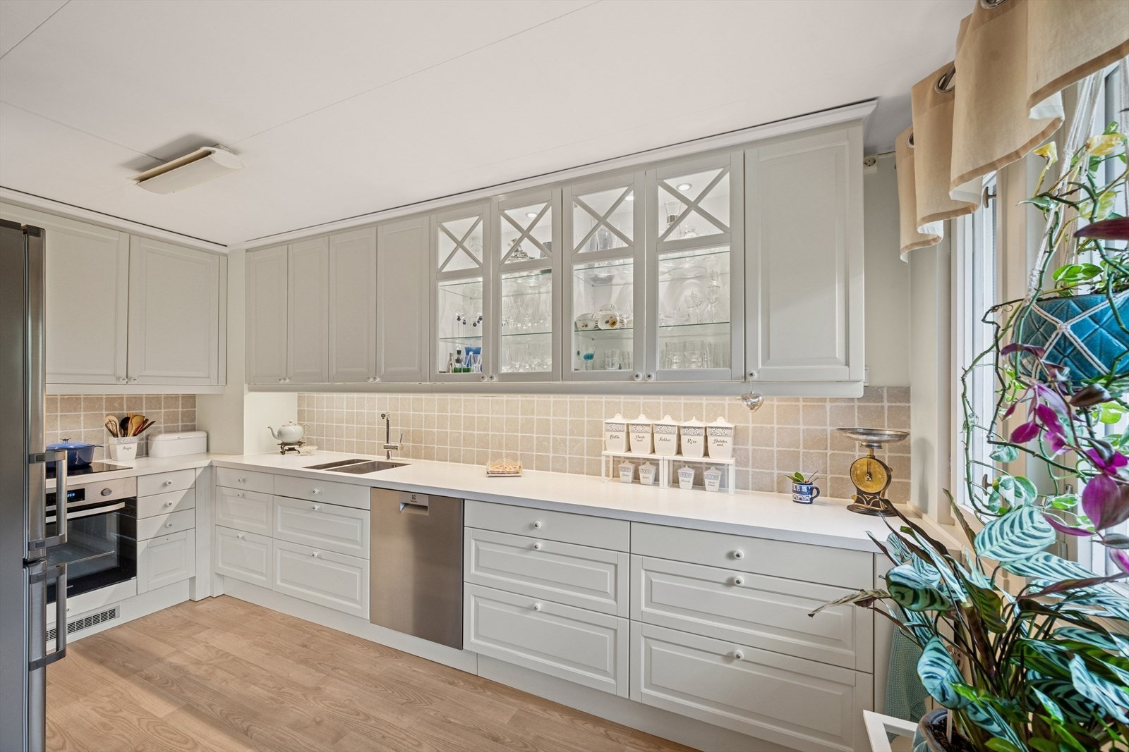 Kjøkkenet har god skap- og benkeplass, samt en egen spiseplass som gjør rommet effektivt og lett å bruke. Galleribilde