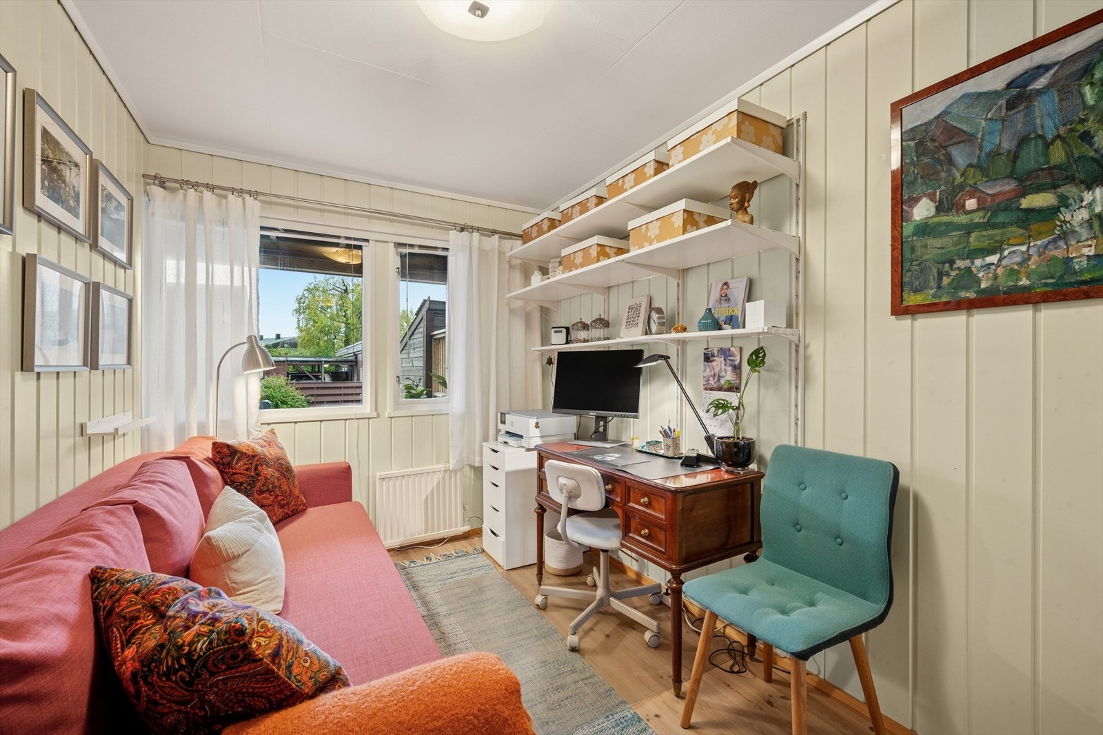 Soverom 2. Benyttes i dag som kontor og oppholdsrom. Galleribilde