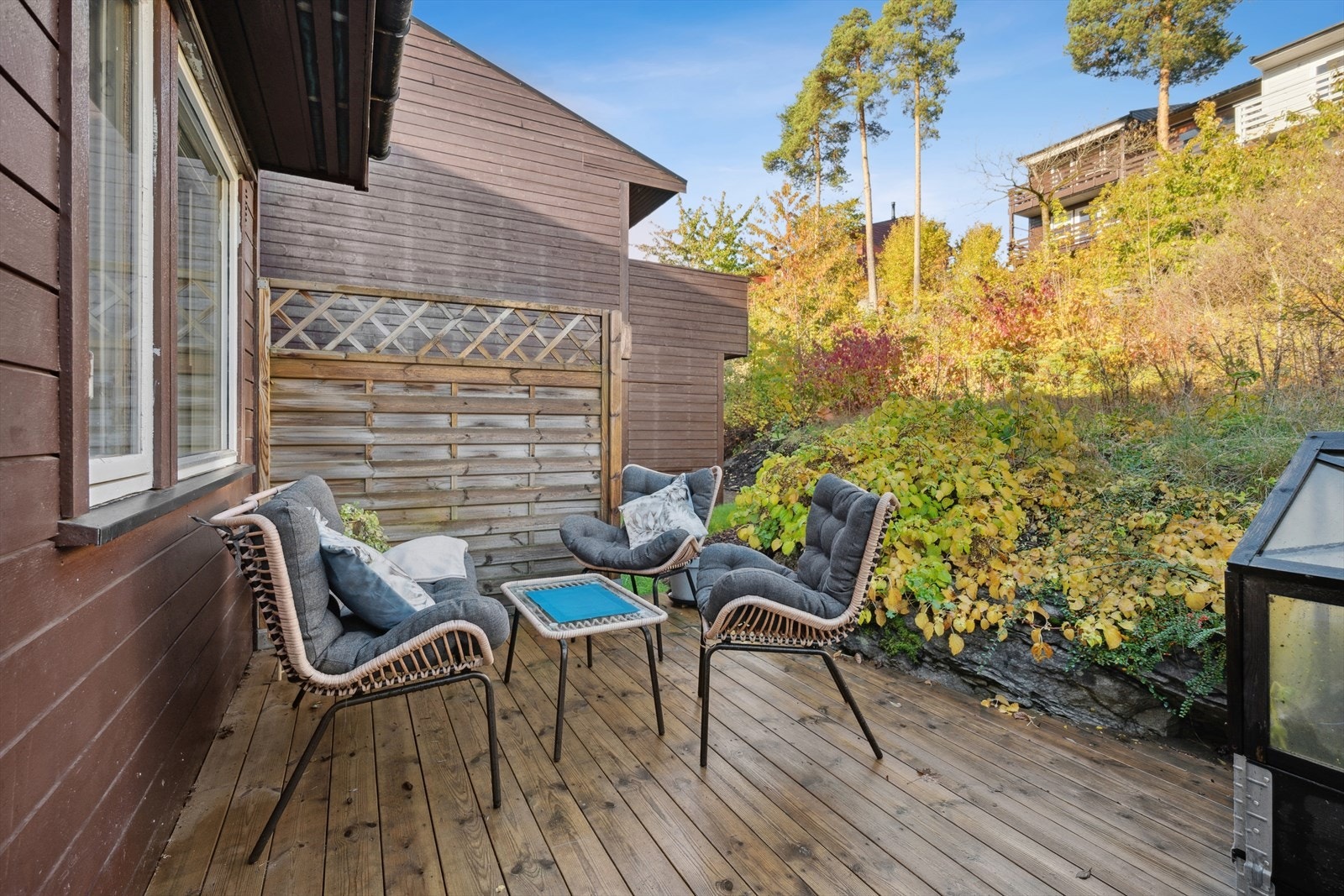 Plass til sittegruppe i rolig og private omgivelser. Galleribilde