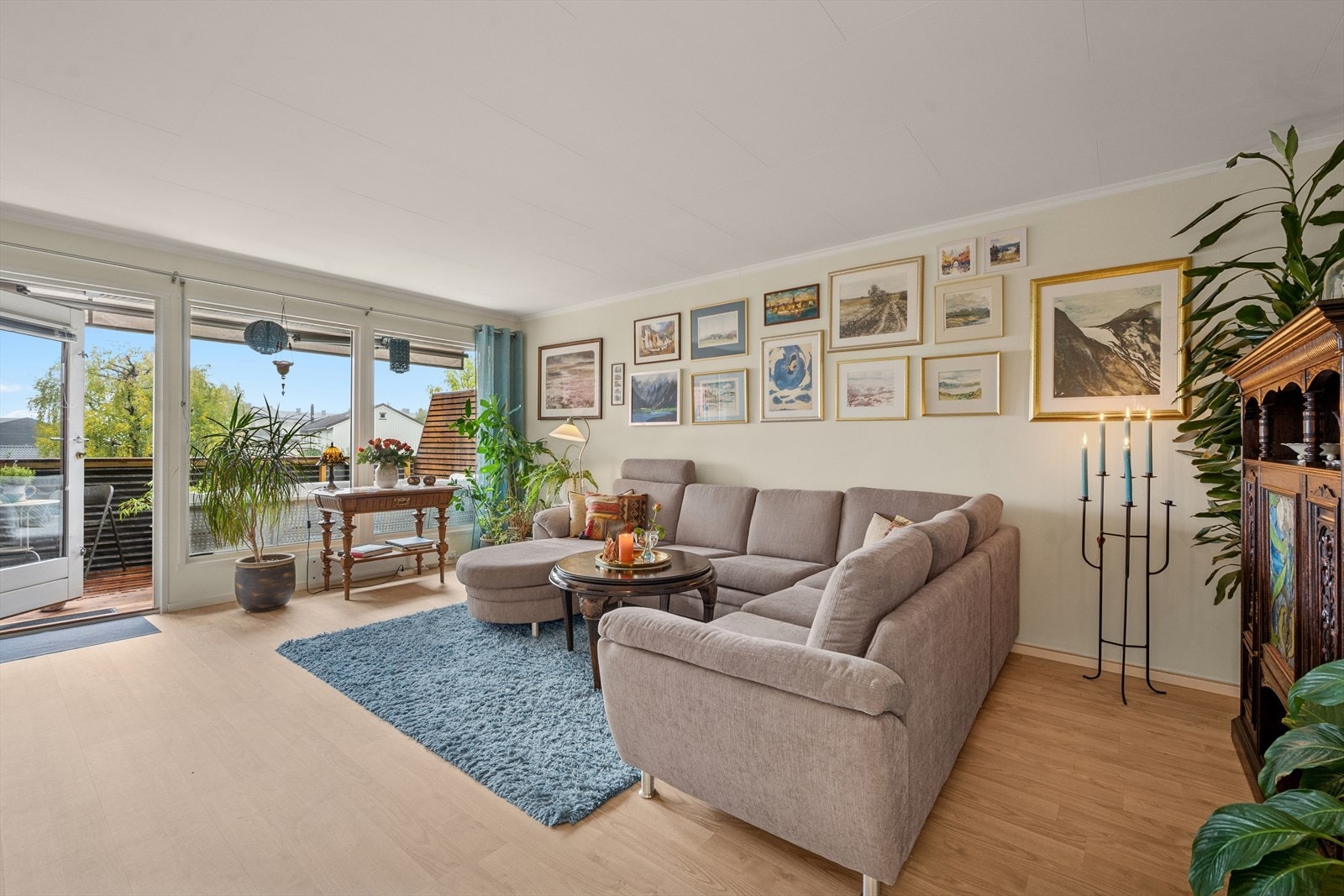 Velkommen til Hasselstien 71! Svært pent og praktisk rekkehus over 2 plan beliggende i et rolig, solrikt og attraktivt område på Bleikeråsen. Galleribilde