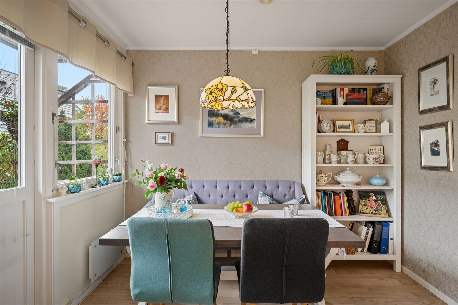 Spisestuen ligger i tilknytning til kjøkkenet og har plass til et større spisebord. Et fint samlingspunkt for måltider og gjester. Galleribilde