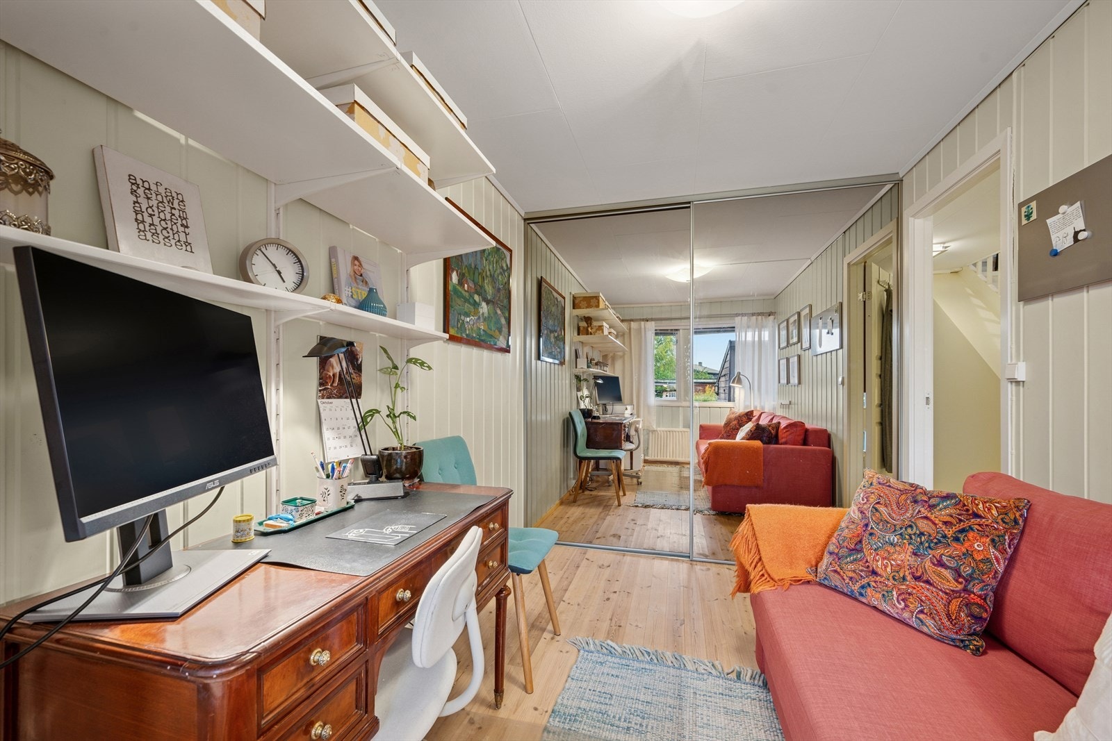 Soverom 2 har skyvedørsgarderobe som gir rikelig med oppbevaringsmuligheter. Galleribilde