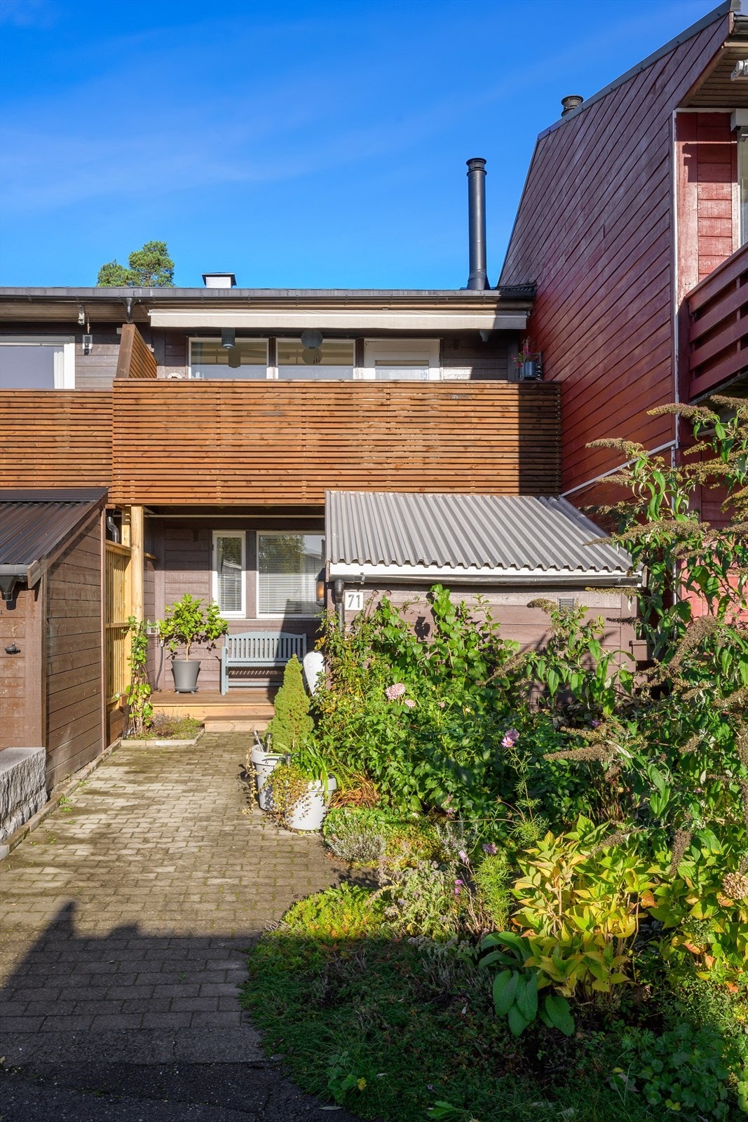 Boligen har en egen bod og liten velstelt hage. Galleribilde